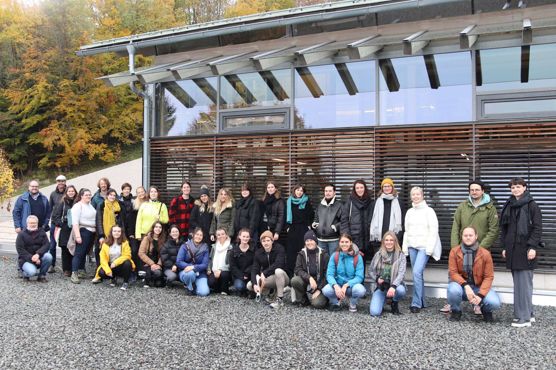 Projektauftakt am Obersalzberg im Herbst 2021: Prof. Stefan Bufler und die Studierenden der Fakultät für Gestaltung der Hochschule Augsburg mit Karin Langeveld und Cuby Gerards sowie Vertreter:innen der Dokumentation Obersalzberg. Bildnachweis: Verena Kiss, Technische Hochschule Augsburg