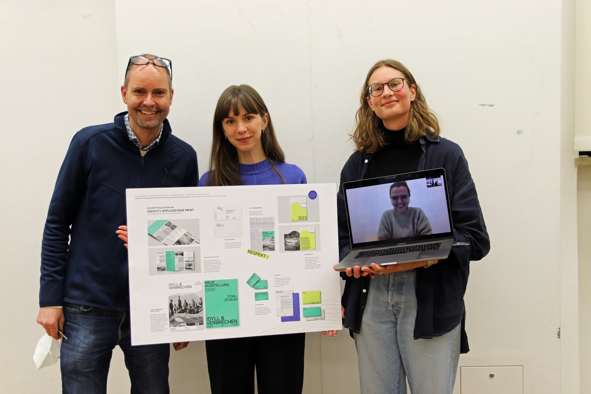 Ann-Kathrin Häupl (rechts), Anja Seemüller (online zugeschaltet) und Lena Wolf (2. v. r.) mit Prof. Stefan Bufler: Das Team konnte bei der Abschlusspräsentation die Jury mit seinem Konzept „History Layer by Layer“ überzeugen. Bildnachweis: Verena Kiss, Technische Hochschule Augsburg