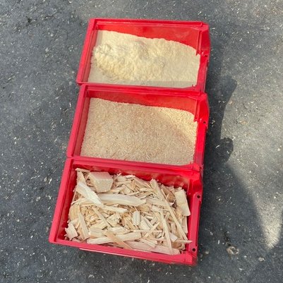 Holz in verschiedenen Mahlgraden Holz in verschiedenen Mahlgraden