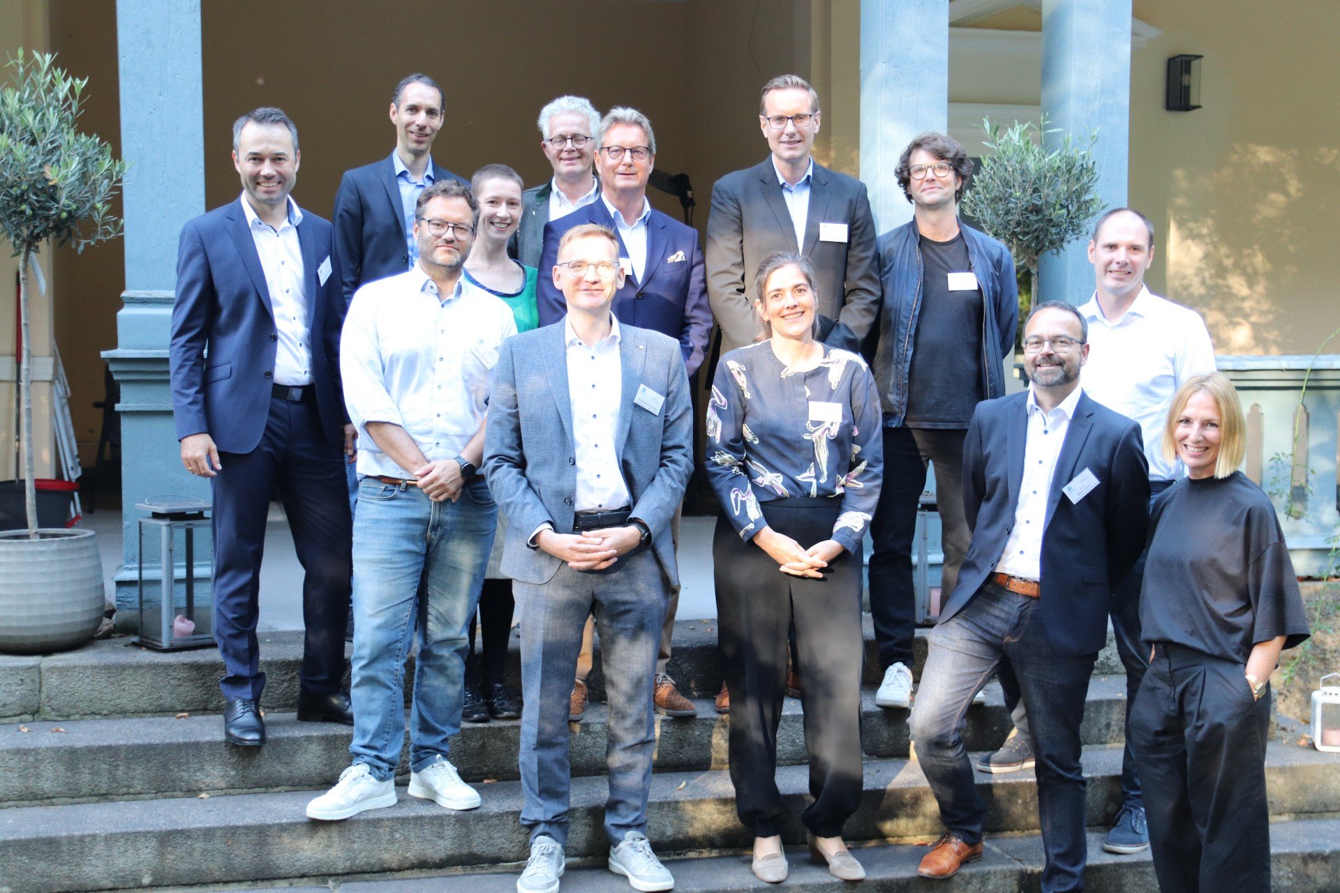 Gruppenbild der Teilnehmenden an der ersten Sitzung des Praxisbeirats des KI-Produktionsnetzwerks der THA