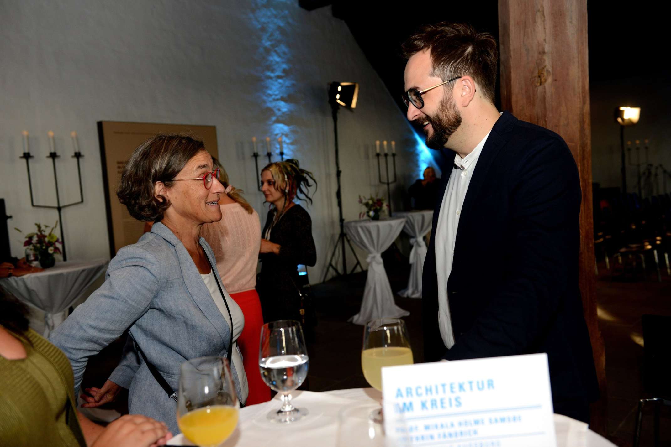 Bayerischer Klimaschutzpreis 2023: Vizepräsidentin Prof. Dr.-Ing. Elisabeth Krön im Gespräch mit Johannes Eisele, Staatliches Bauamt Augsburg 