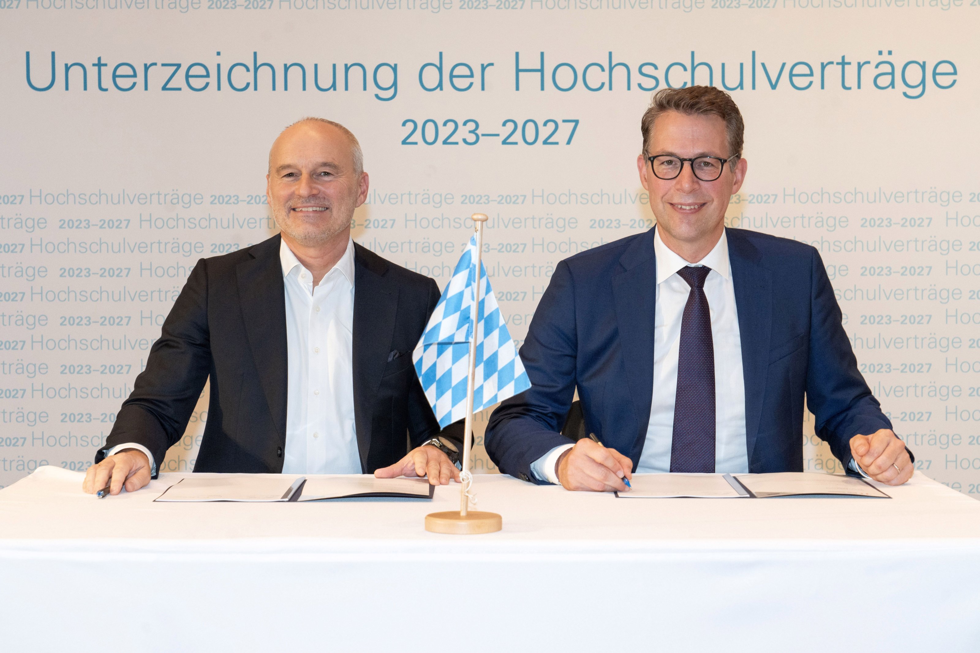 Prof. Dr. Dr. h.c. Gordon Thomas Rohrmair mit Staatsminister Markus Blume Prof. Dr. Dr. h.c. Gordon Thomas Rohrmair mit Staatsminister Markus Blume