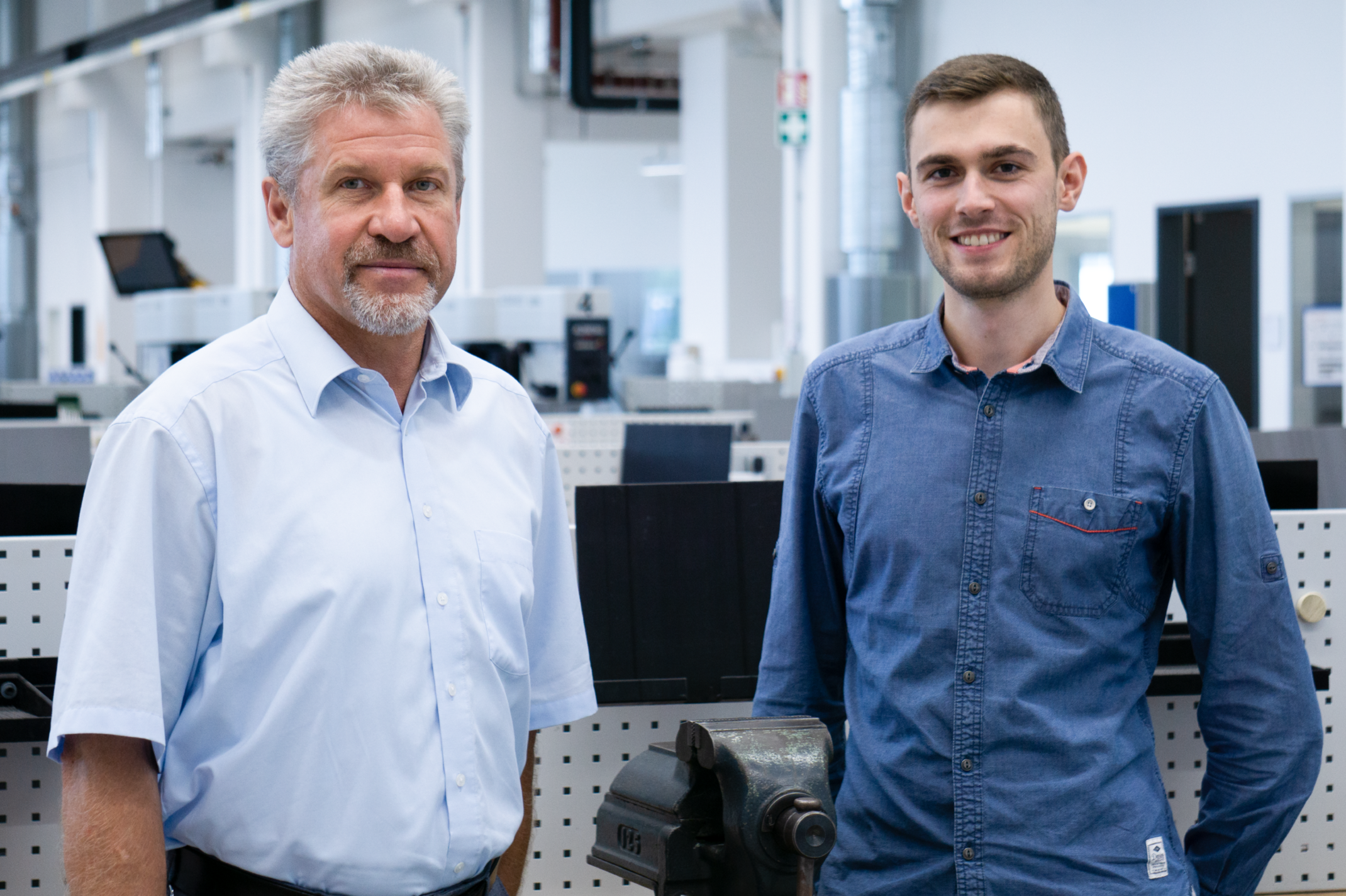 Manfred Schußmann mit dual Student Lukas Wenger in der Ausbildungswerkstatt / © Teresa Herzgsell