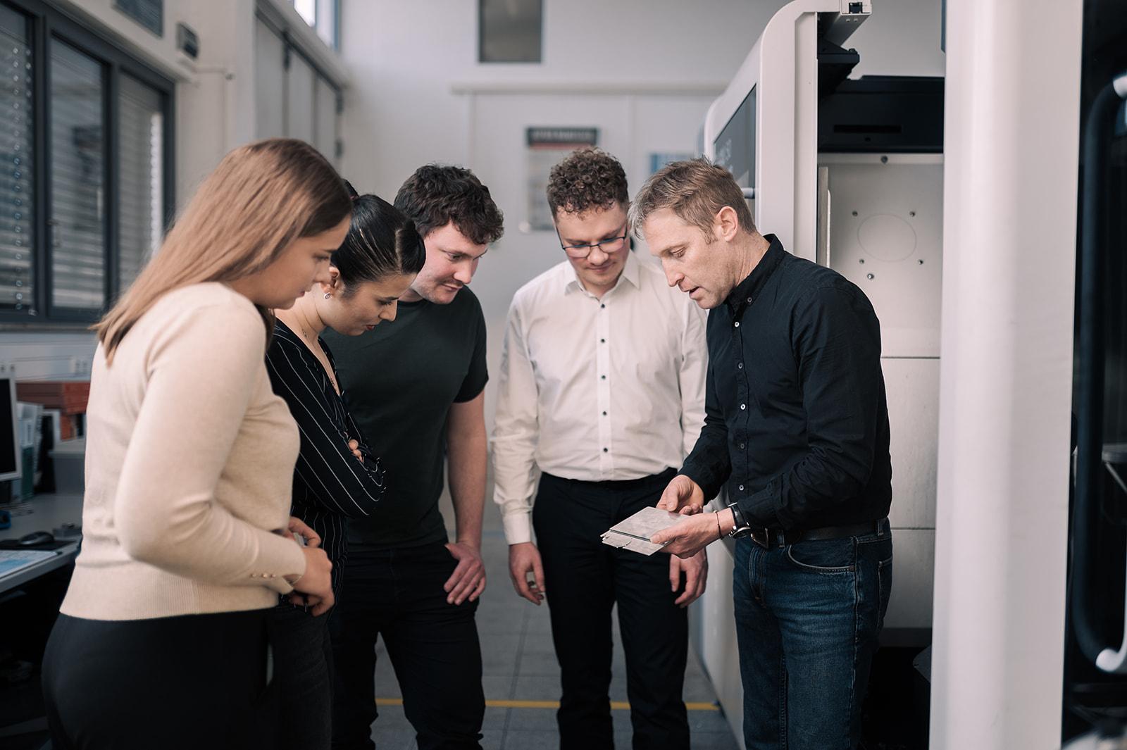 Studierende der Produktionstechnik im Labor