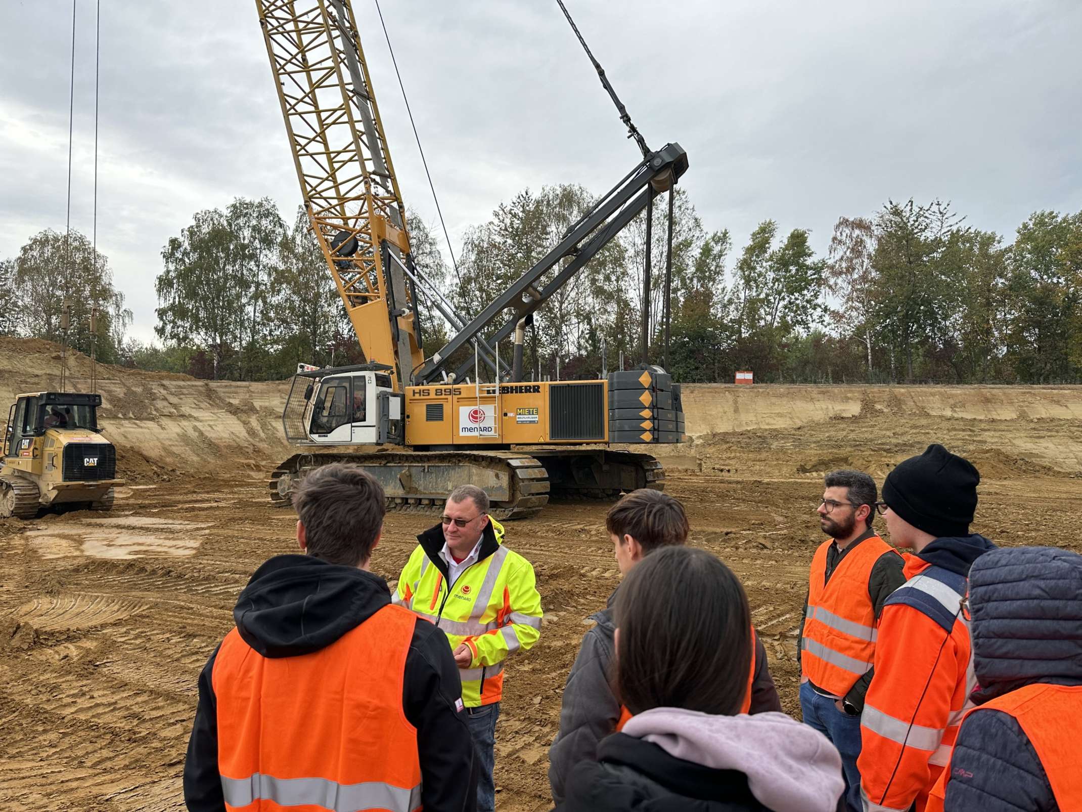 Studierende auf Baustelle