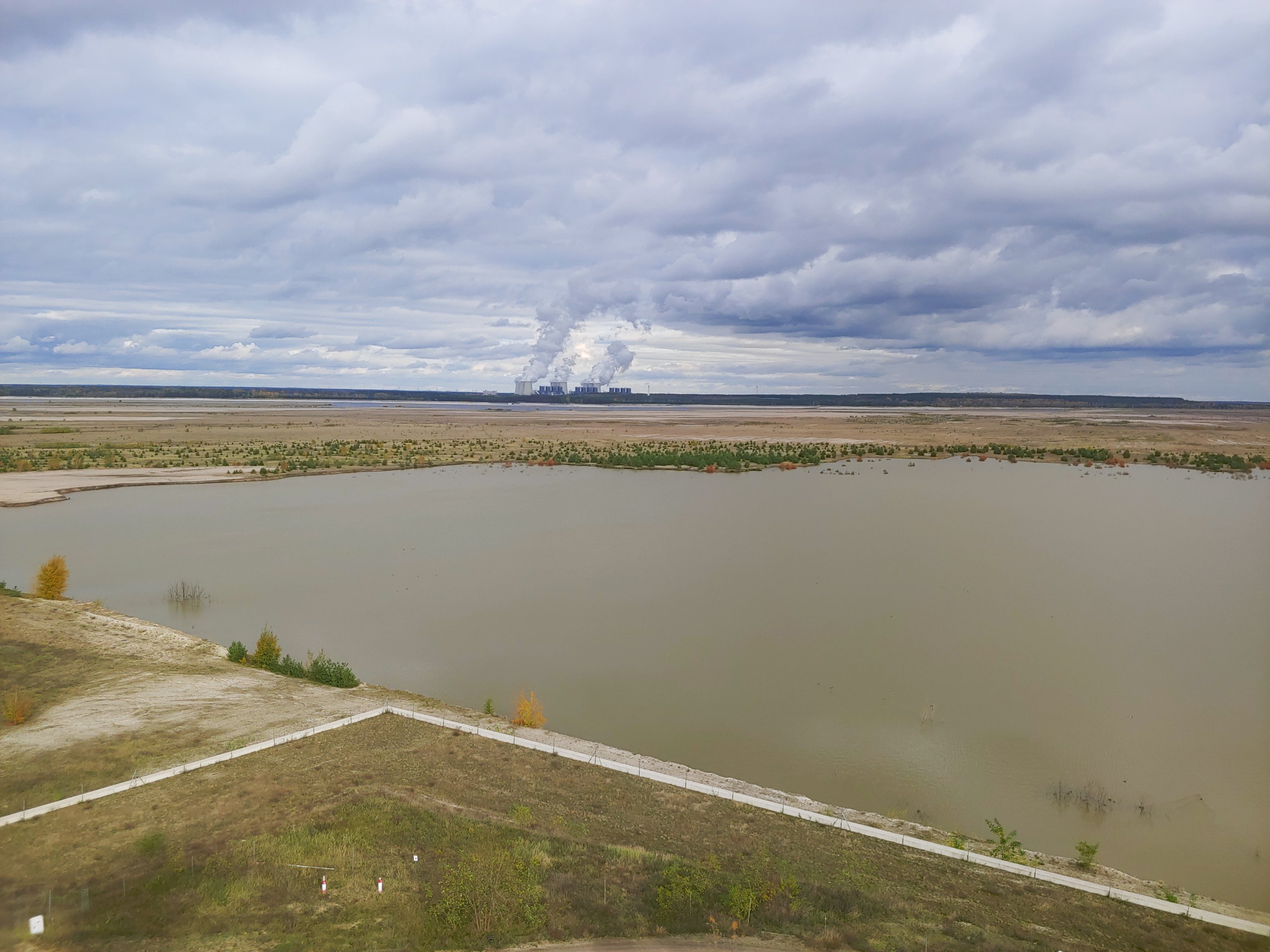 Der Cottbuser Ostsee heute, teilweise geflutet. Im Hintergrund das Kraftwerk Jänschwalde (Foto: S. Fina). Der Cottbuser Ostsee heute, teilweise geflutet. Im Hintergrund das Kraftwerk Jänschwalde (Foto: S. Fina).