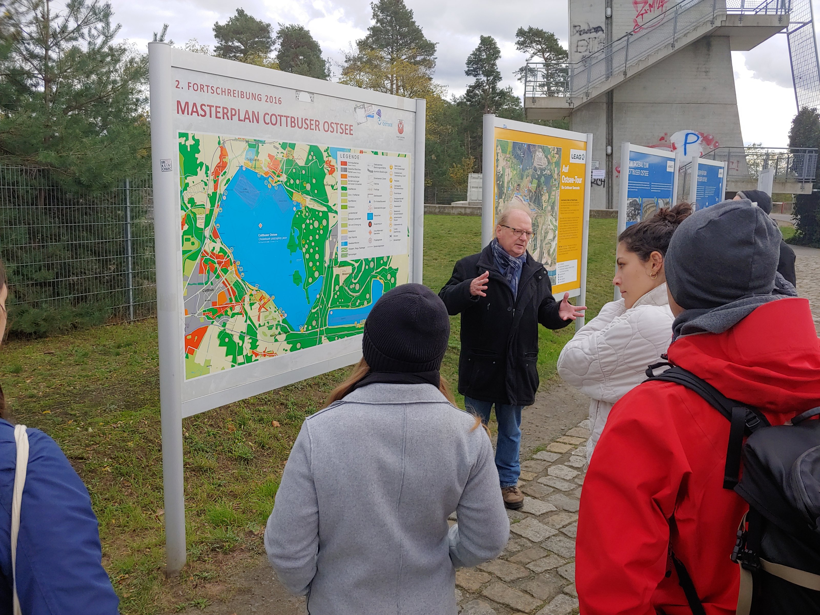 Prof. Dr. Günter Mügge (BTU Cottbus) erläutert den Masterplan Cottbuser Ostsee (Bild: S. Fina). Prof. Dr. Günter Mügge (BTU Cottbus) erläutert den Masterplan Cottbuser Ostsee (Bild: S. Fina).