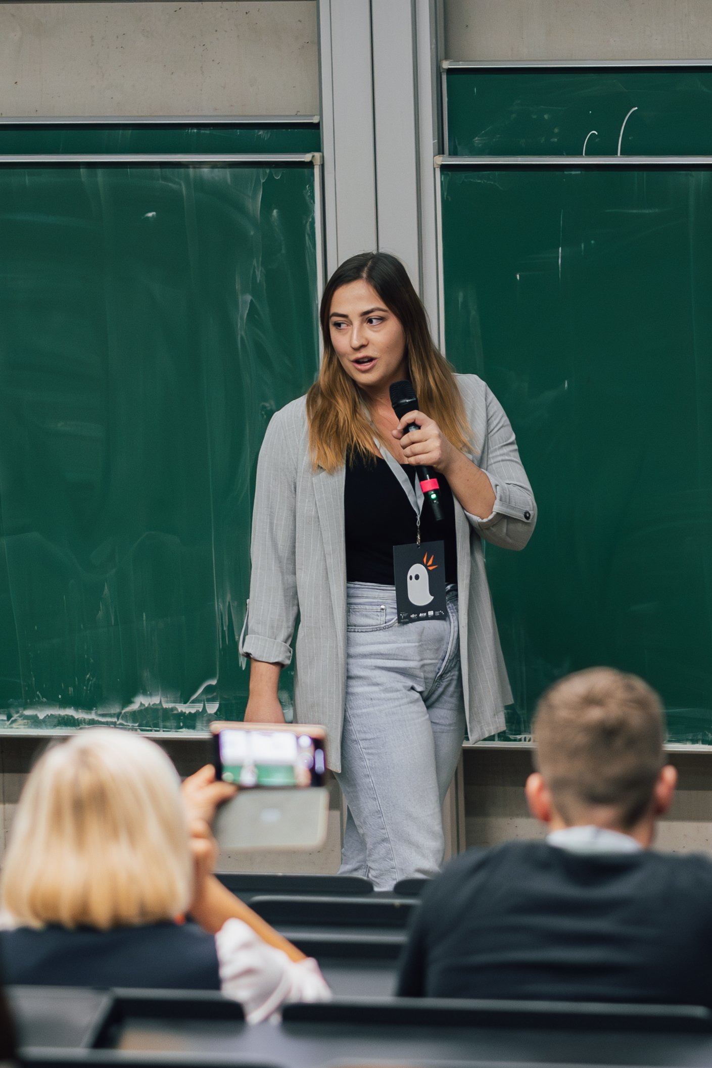 Katharina Möckl beim Pitch von "BubbleBurst"