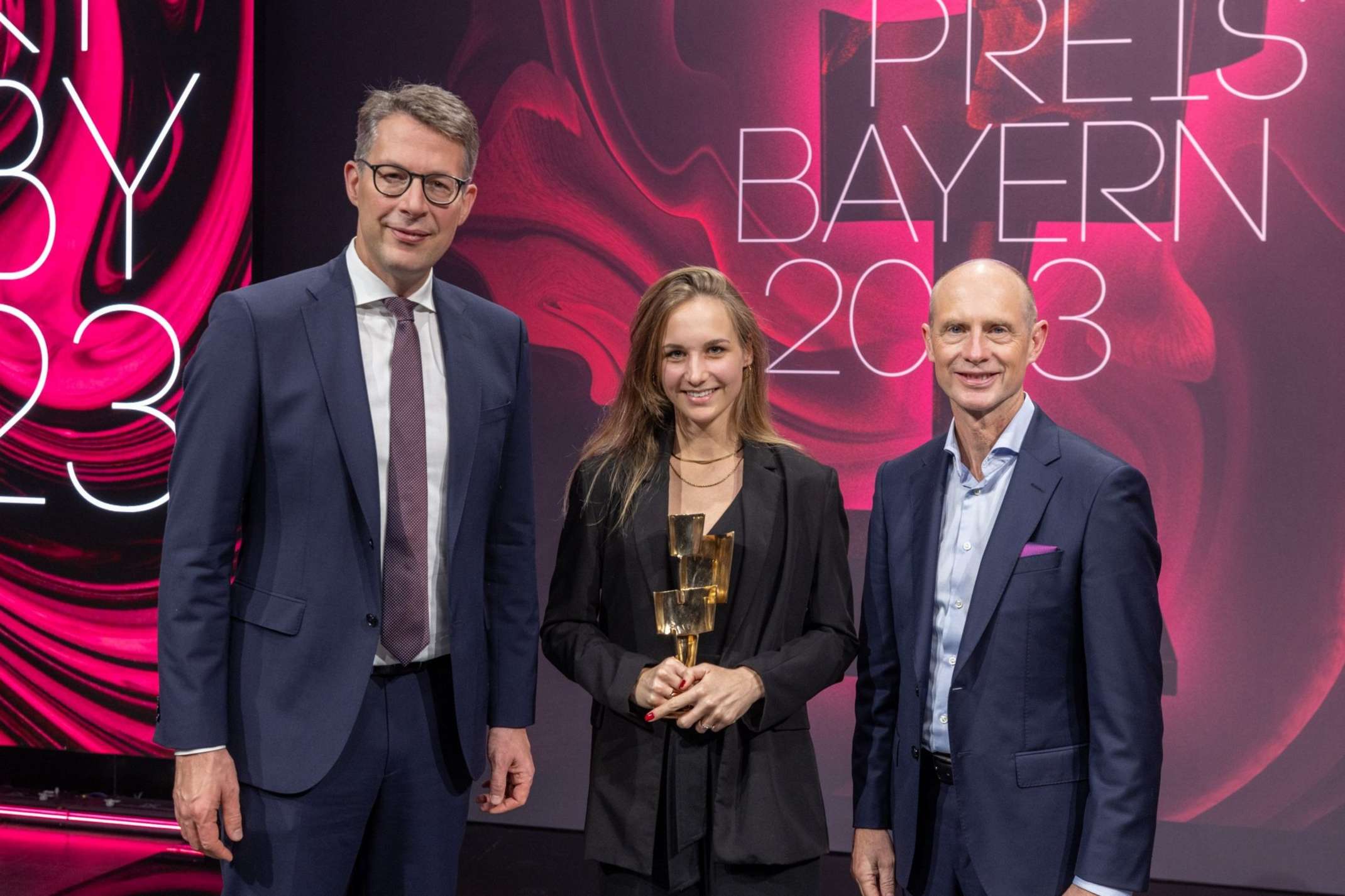 Preisträgerin Josefa Rackl mit dem bayerischen Kunst- und Wissenschaftsminister Markus Blume (l.) und Bayernwerk-Chef Dr. Egon Leo Westphal (r.). (Copyright: Alex Schelbert)