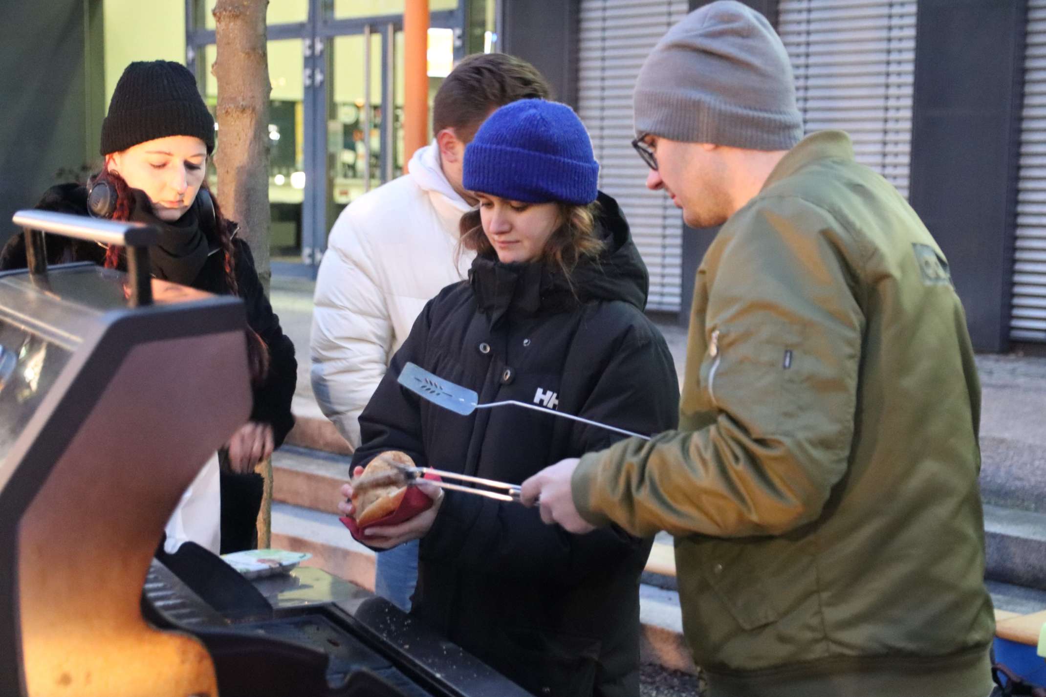 Studierende beim Grillen