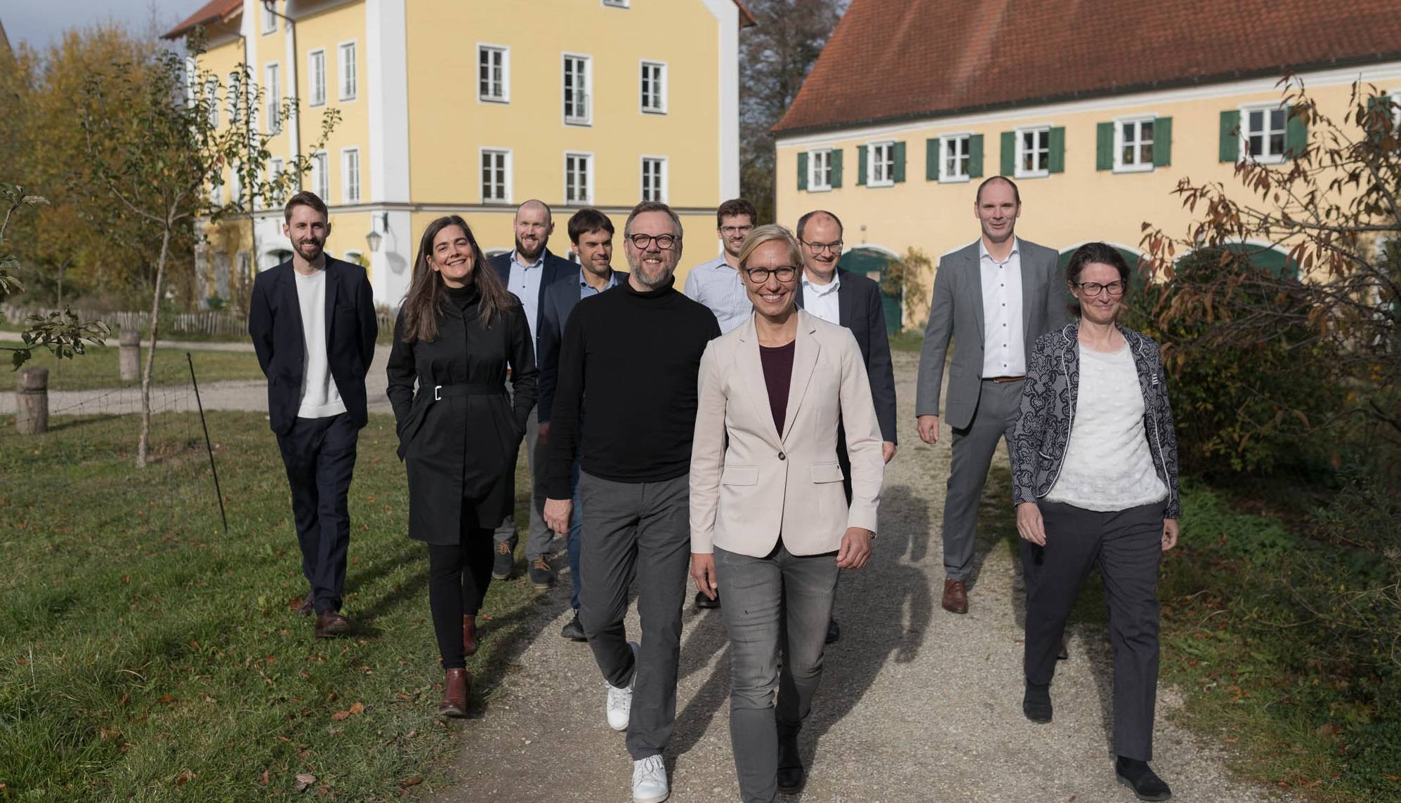 Gruppenbild: TTZ-Aichach-Team mit Präsidiumsmitgliedern