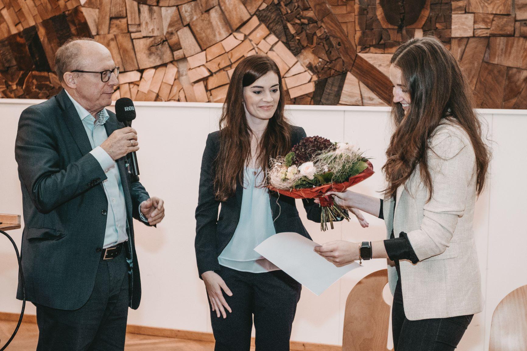 8-Max Meixner überreicht den VFBI-Masterpreis 2023 an Julia Reichel. Foto: Matthias Leo