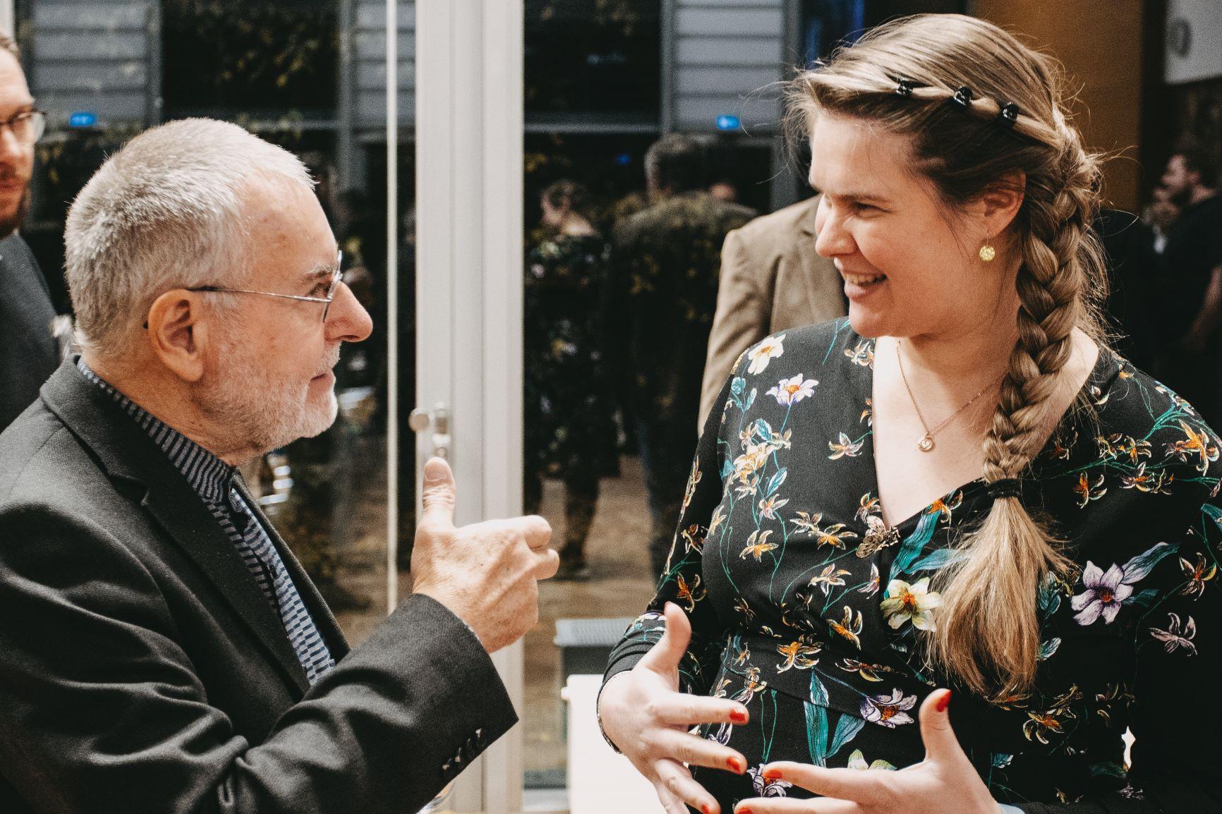 12-Prof. Schnell im Gespräch mit Alumna Constanze Walter. Foto: Matthias Leo