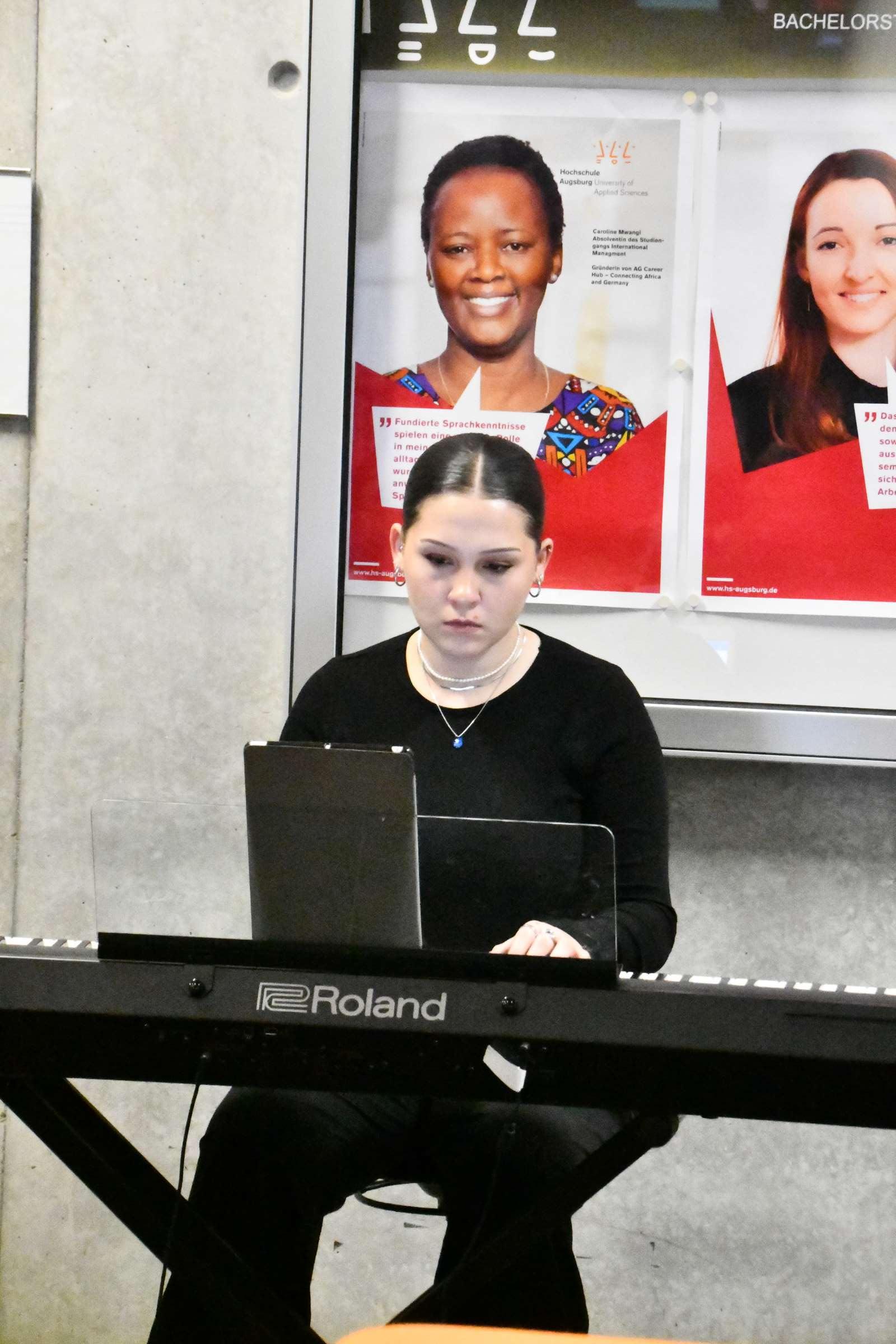 Schülerin am E-Piano