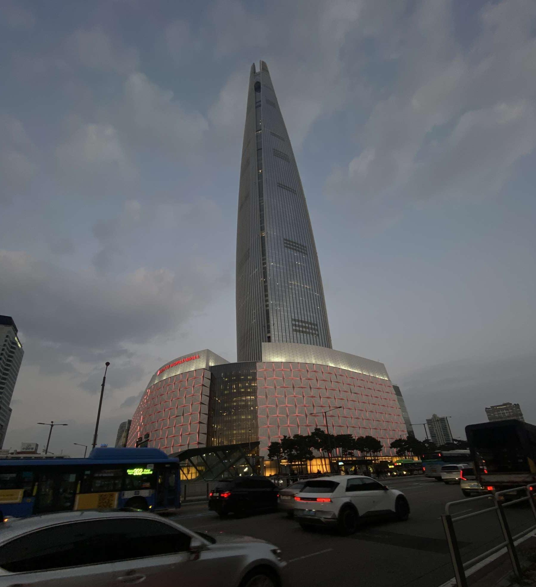 Lotte Tower bei Nacht