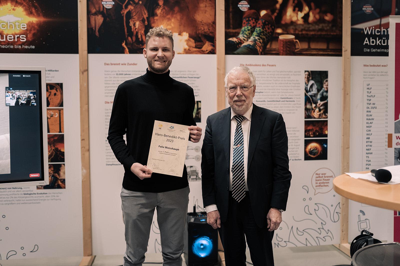 Der erste Preis der Hans-Benedikt-Stiftung geht im Jahr 2023 an Felix Weisshaupt. Professor Alfons Eder überreichte die Urkunde. 