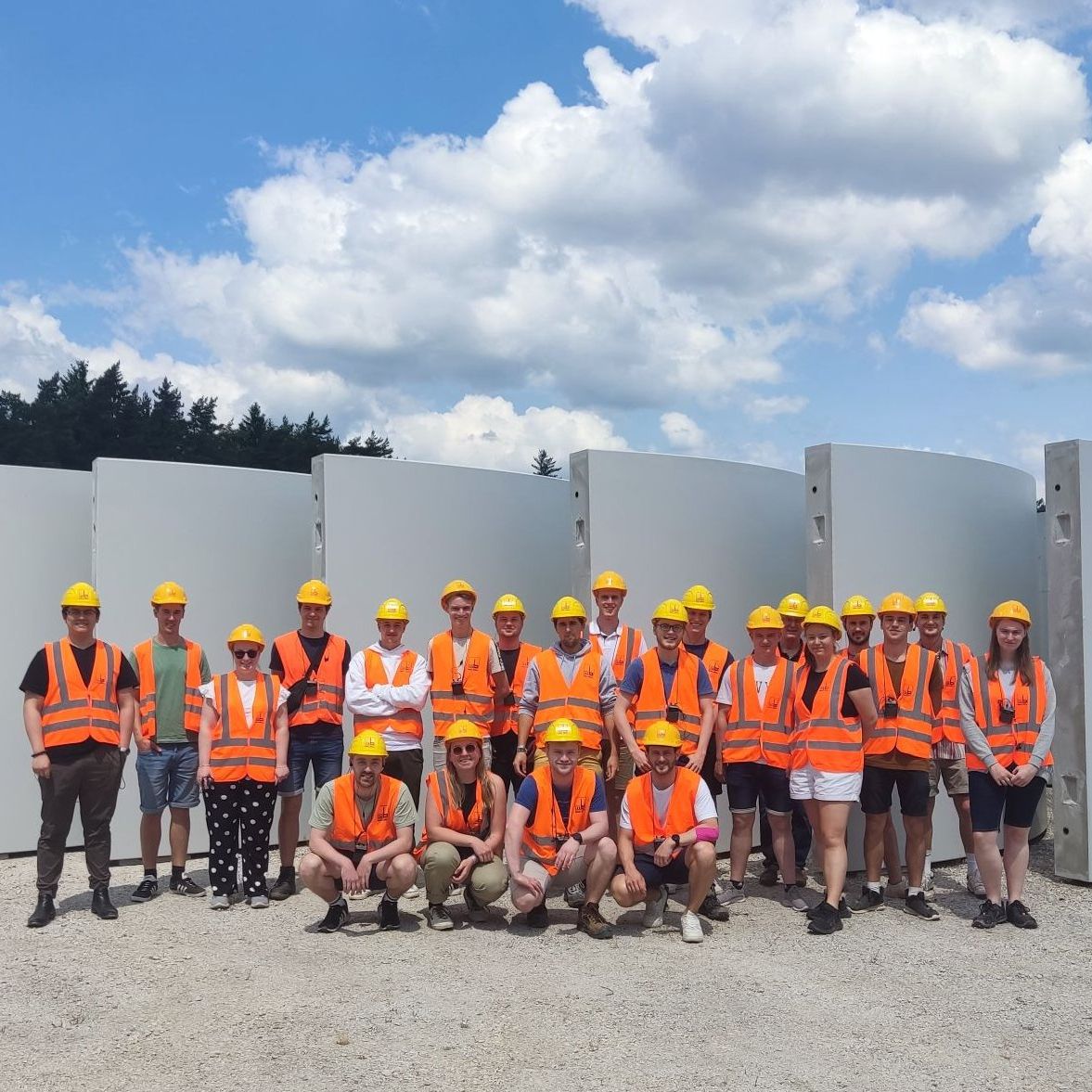 Gruppenbild der Exkursionsteilnehmer:innen auf der Baustelle Stuttgart21