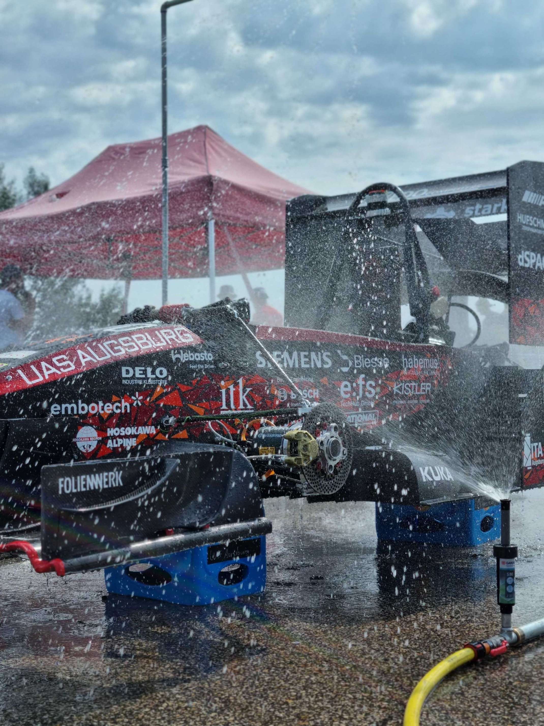 Rennwagen beim Rain Test am Hungaroring