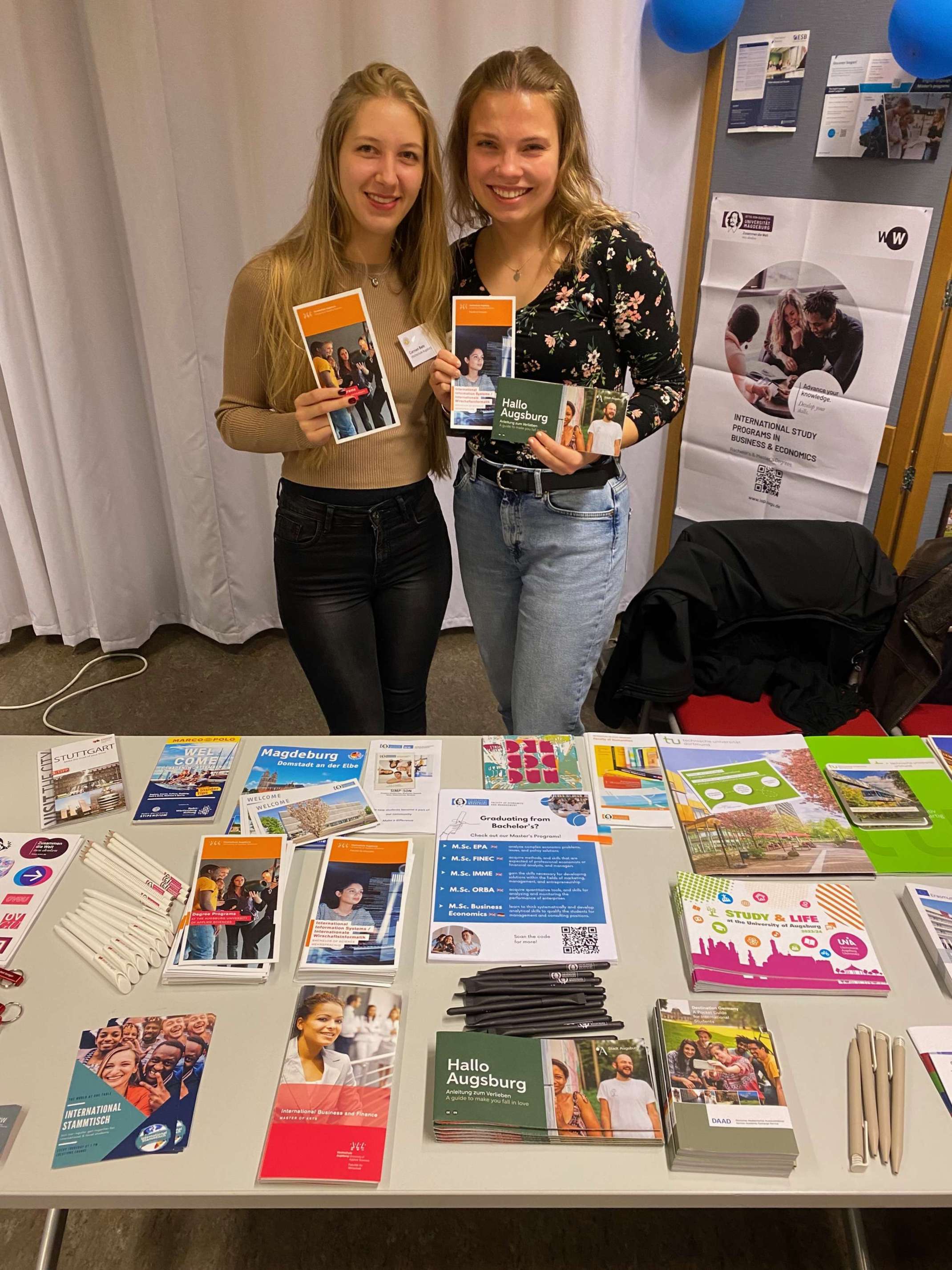 Carmen Behr (links) und Alina Baumann (rechts) am international Exchange Day in Karlstad vertreten die Hochschule Augsburg