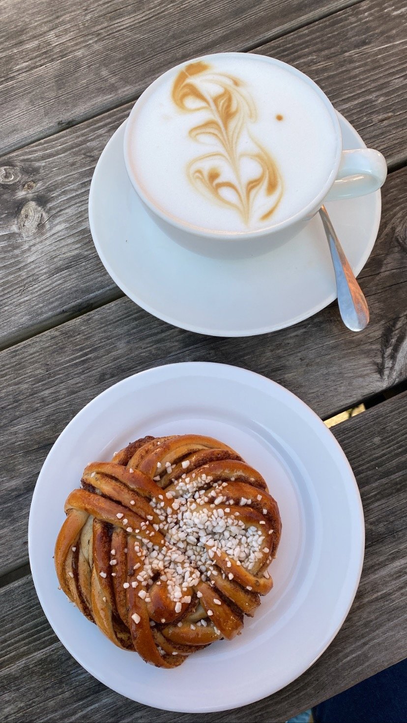 Fika in Schweden darf nicht fehlen: eine schwedische Tradition, die eine Kaffeepause mit Gebäck (typischerweise mit einer Kanelbulle (= Zimtschnecke)) beschreibt