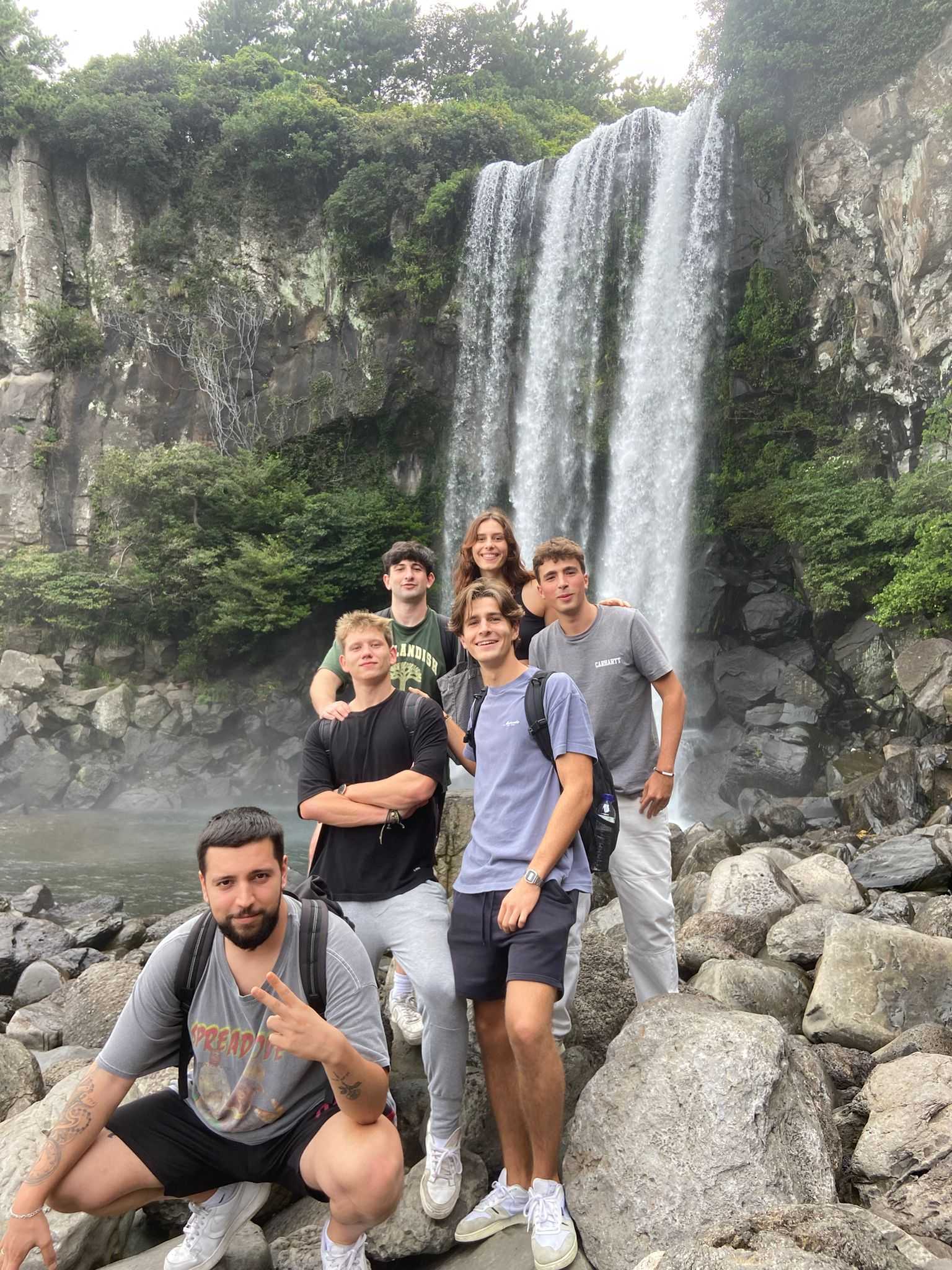 Gruppe von Studierenden vor einem Wasserfall