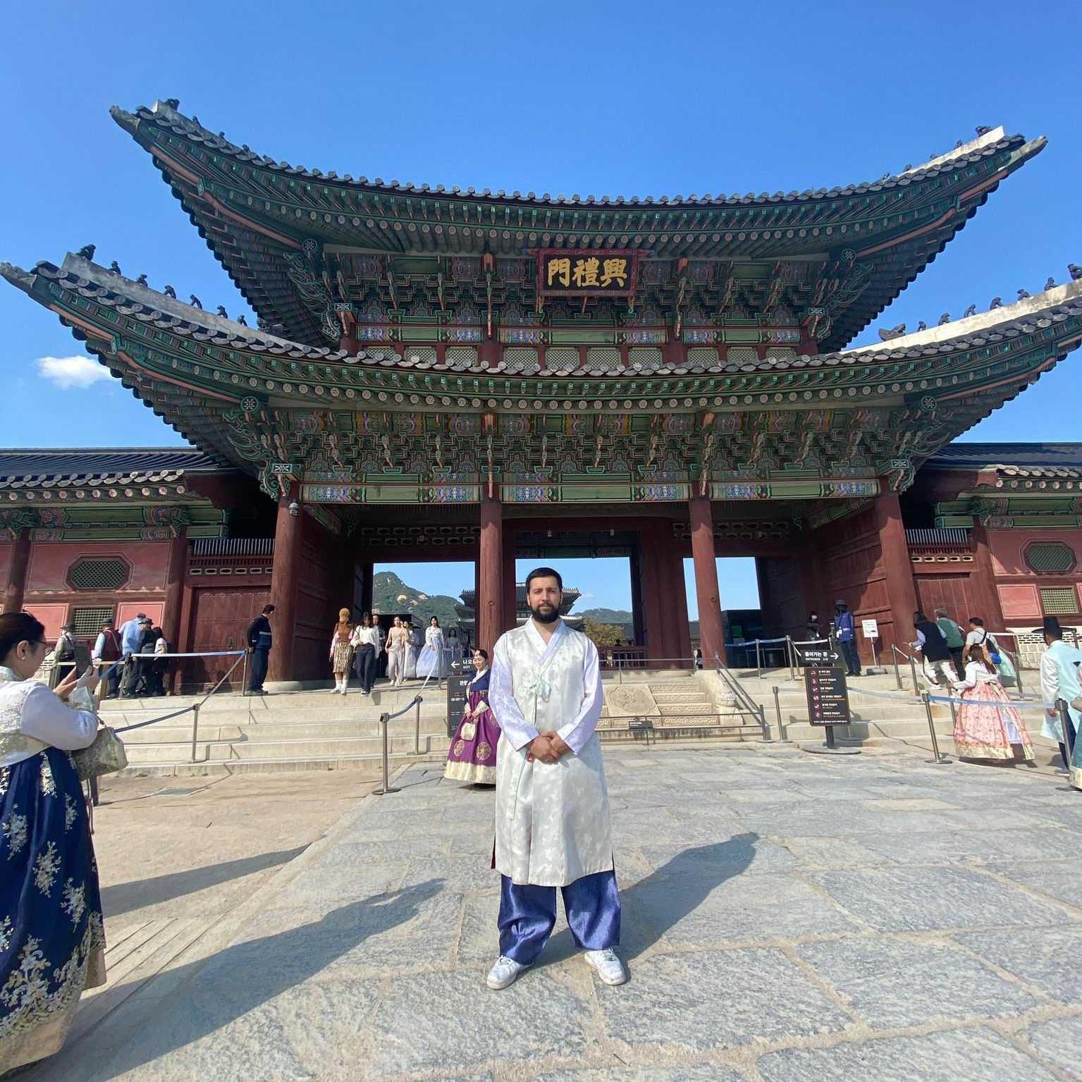 Özcan Dogan vor einem Palast in Seoul