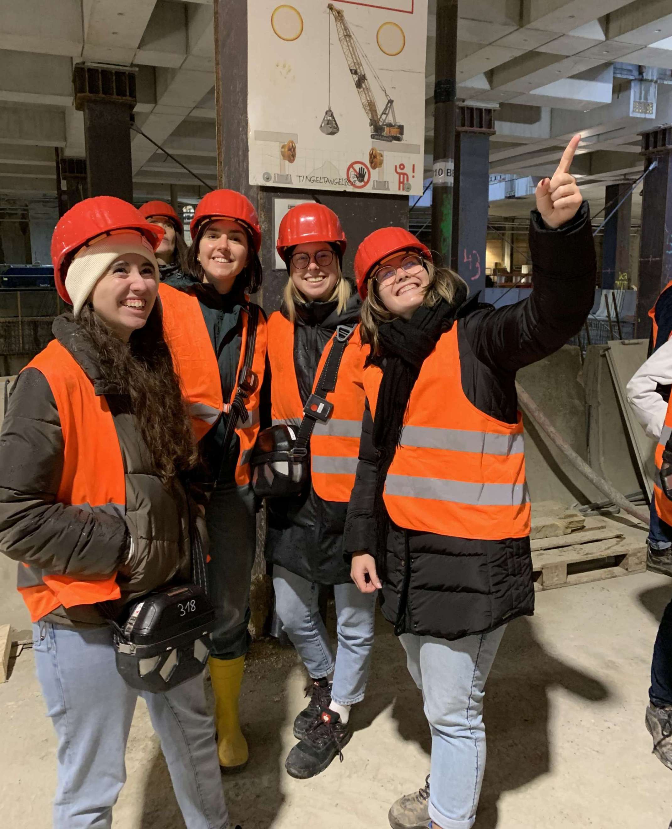 Studentinnen auf Baustelle