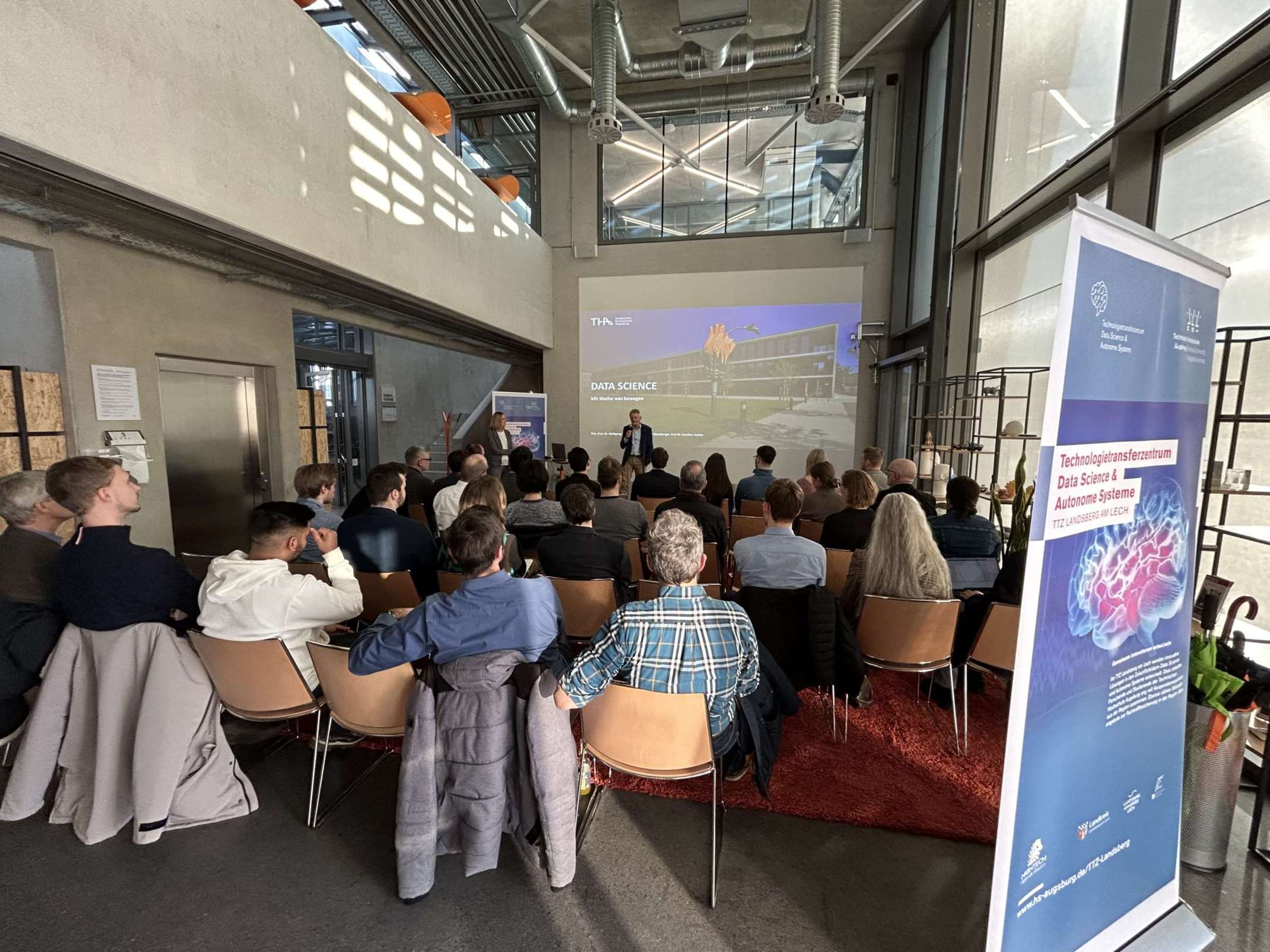 Prof. Dr. Caroline Justen und Prof. Dr. Wolfgang Bischof, die den Studiengang Data Science an der Technischen Hochschule Augsburg leiten, stellten das Work & Study-Programm vor.