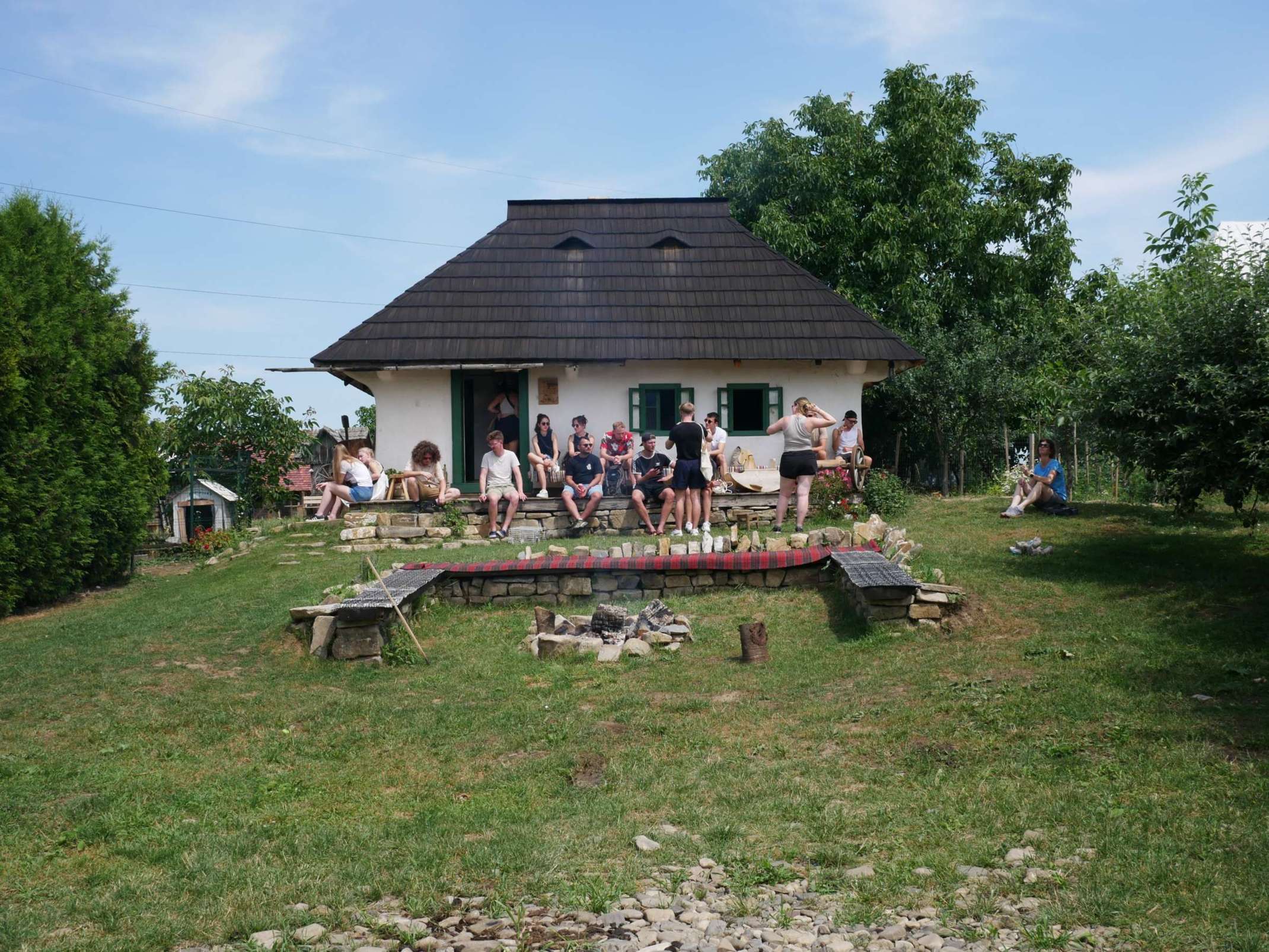 Studierende vor Bauernhaus