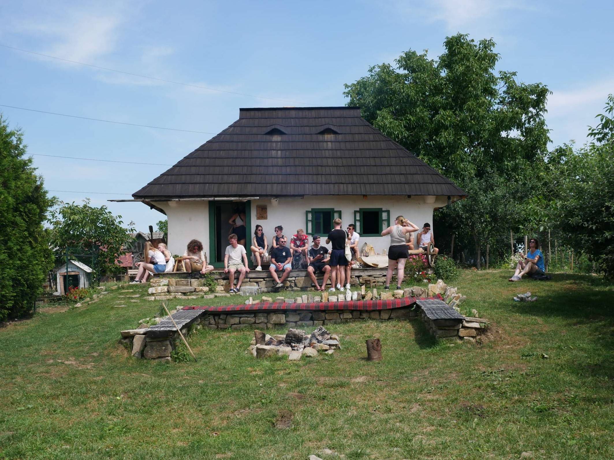 Studierende vor Bauernhaus