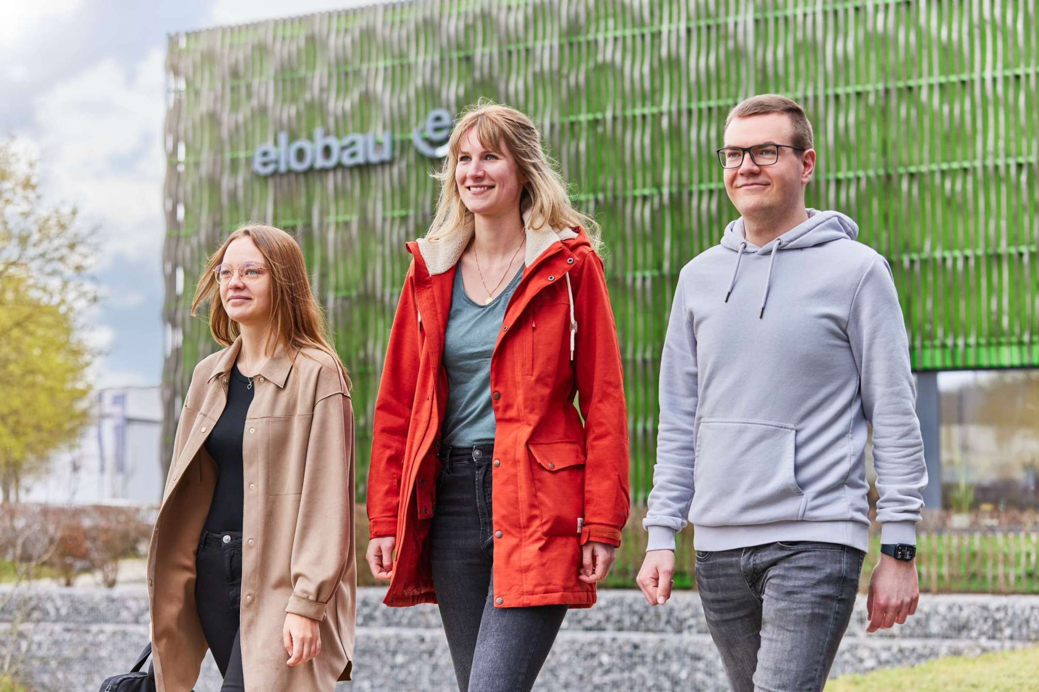 Studierende vor dem Firmensitz von elobau