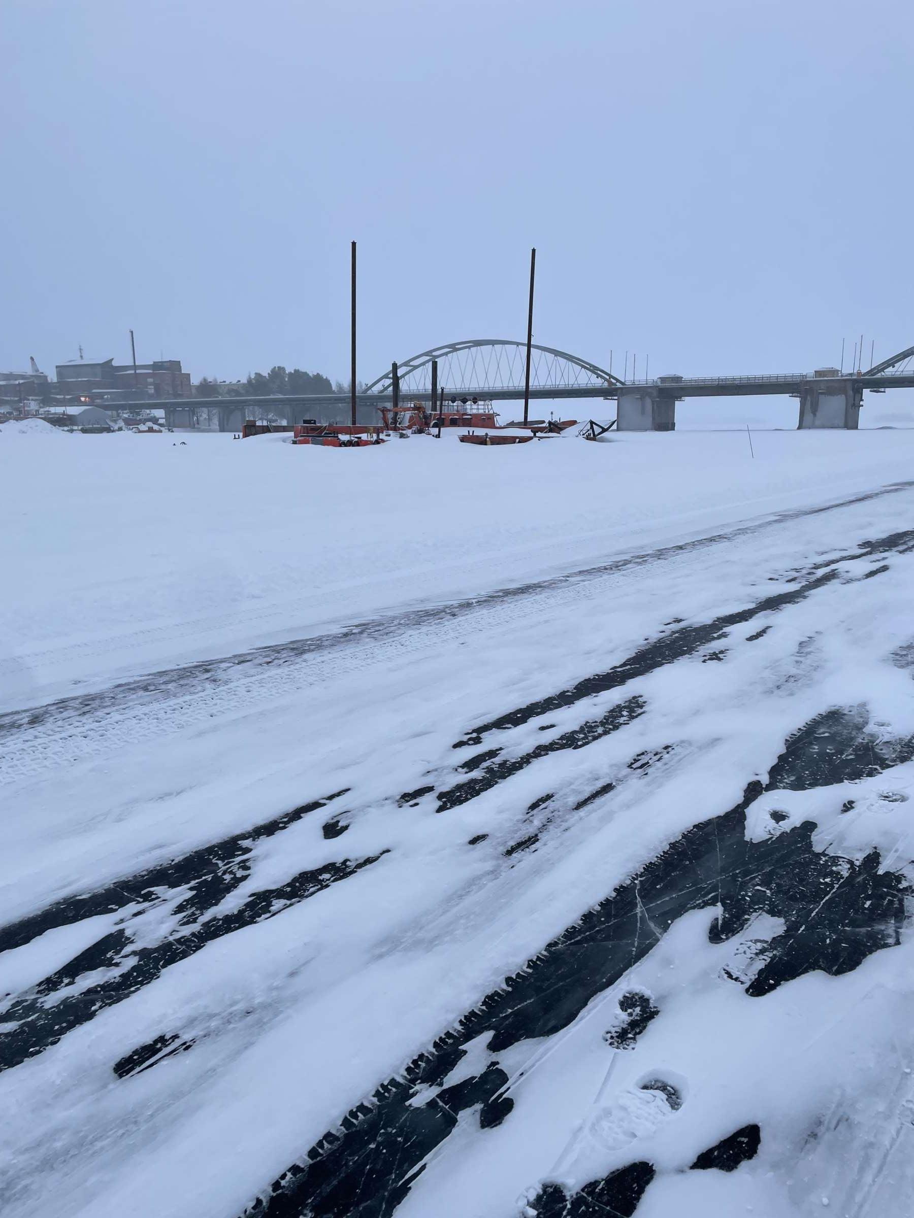 Weg auf der ICE Road zur Insel Gråsjälören 