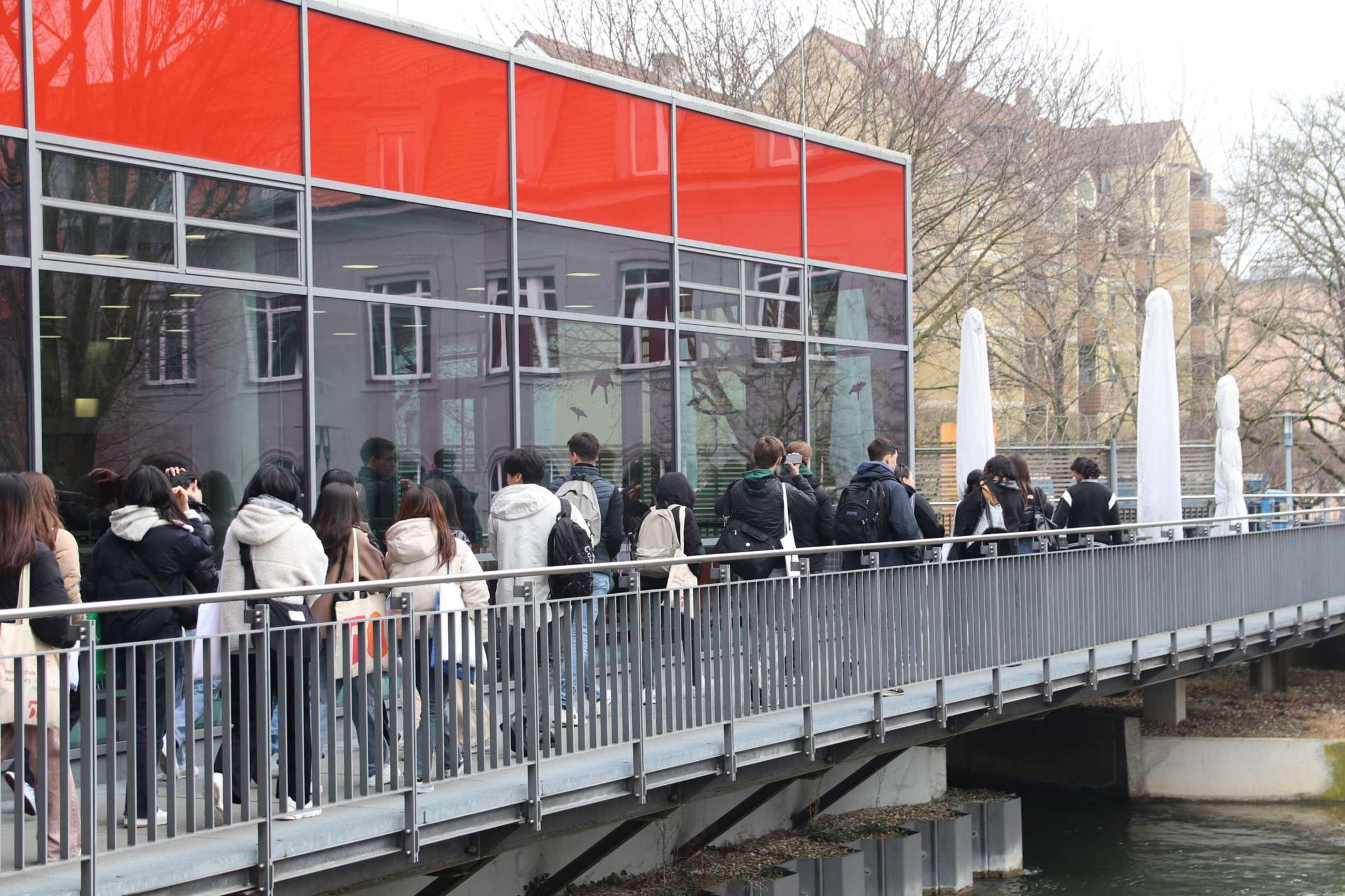 Internationale Studierende bei der Campusführung