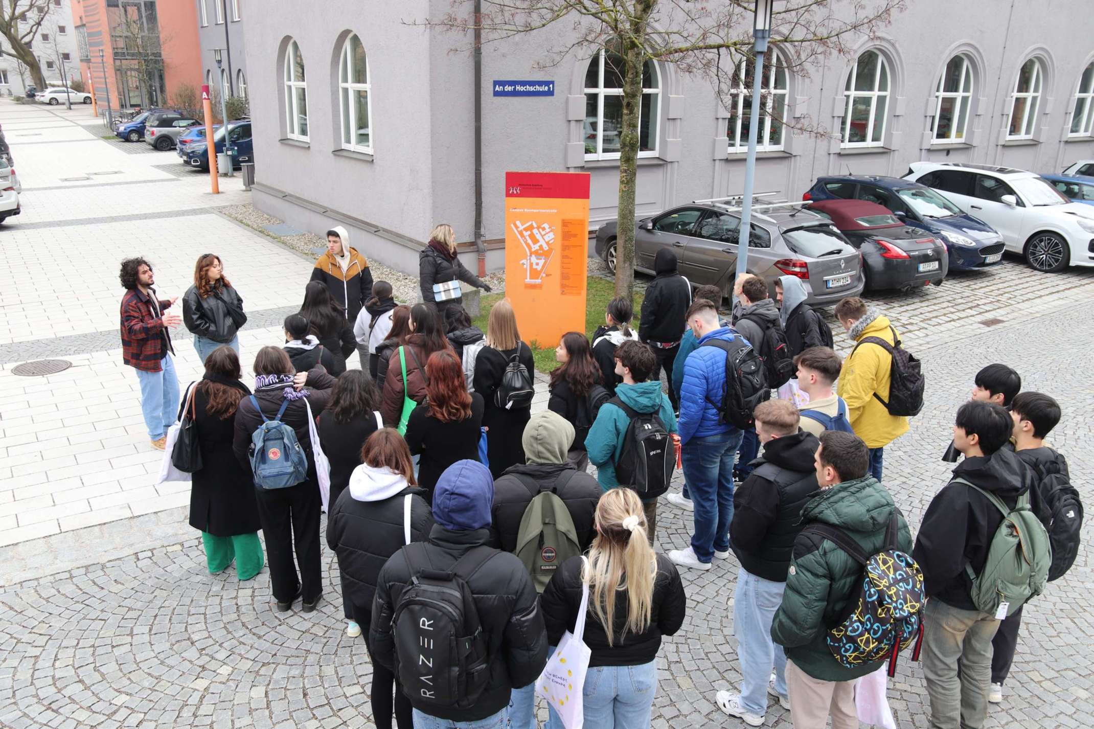 Internationale Studierende bei der Campusführung