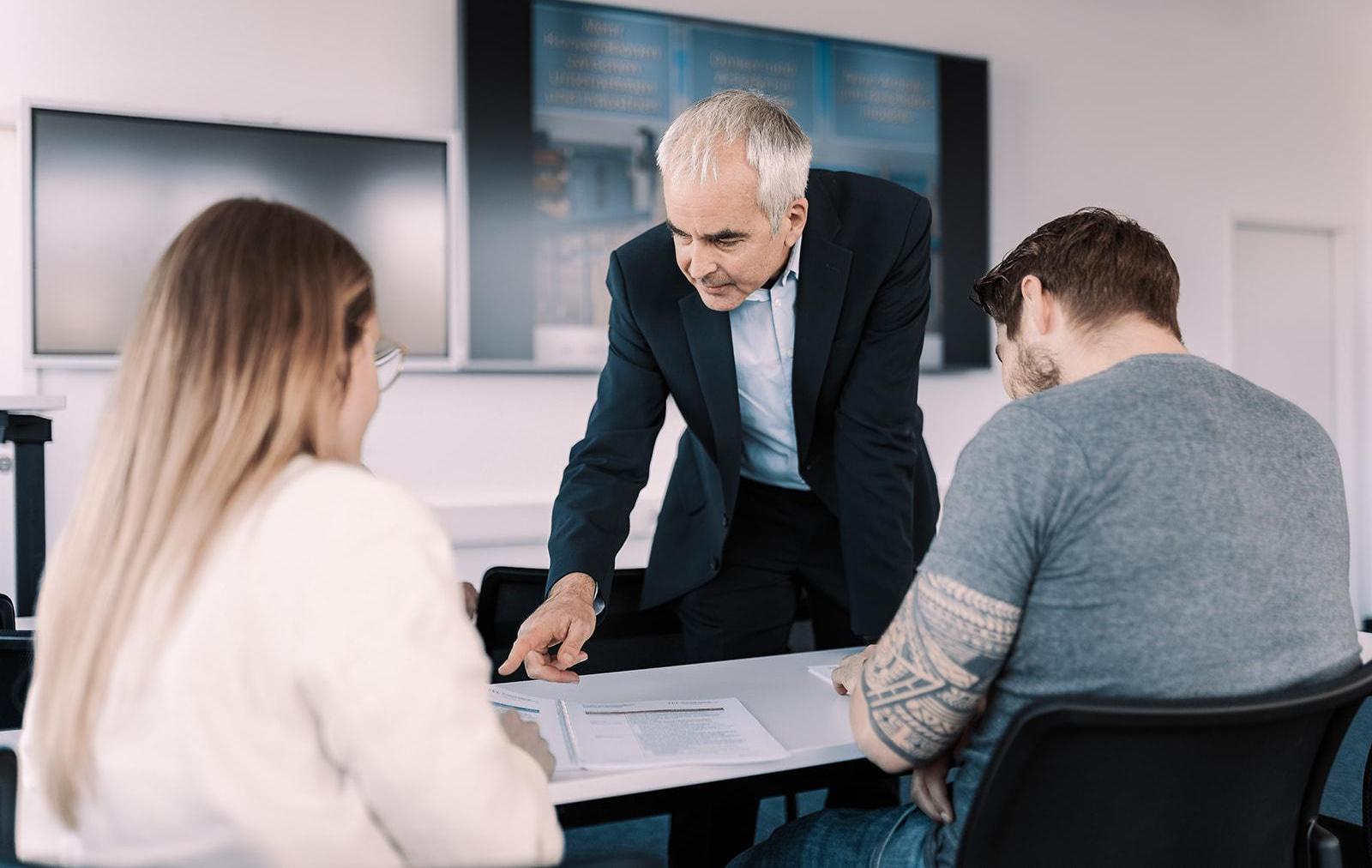 Studiengangsleiter Prof. Espe mit Studierenden - IT-Projekt- und Prozessmanagement - Technische Hochschule Augsburg