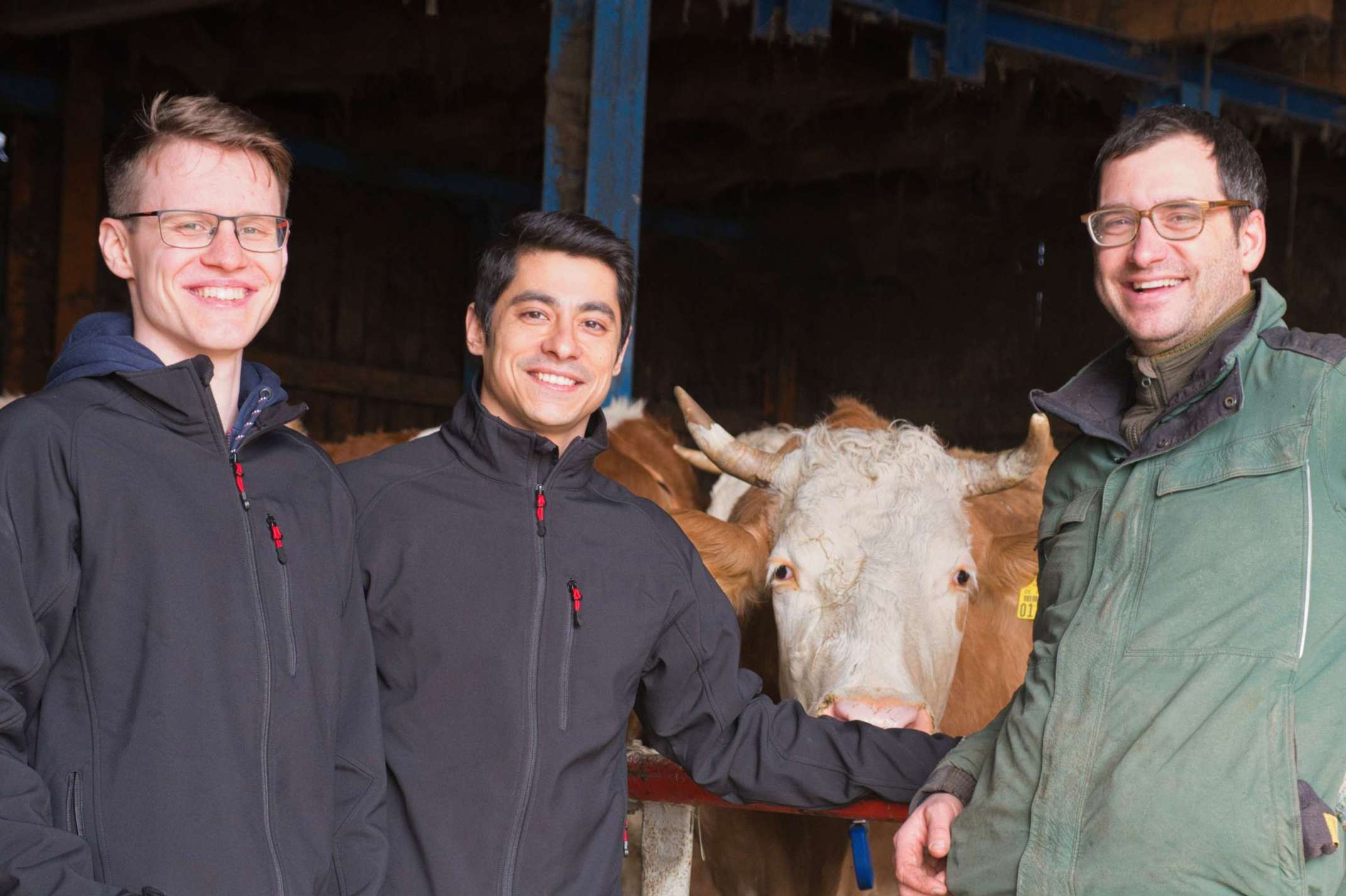 Die NKTEK-Gründer Dominik Kraus und Daniyal Noor mit Georg Kugelmann vom Biolandhof Kugelmann in Bobingen. (Bildnachweis: NKTEK) 