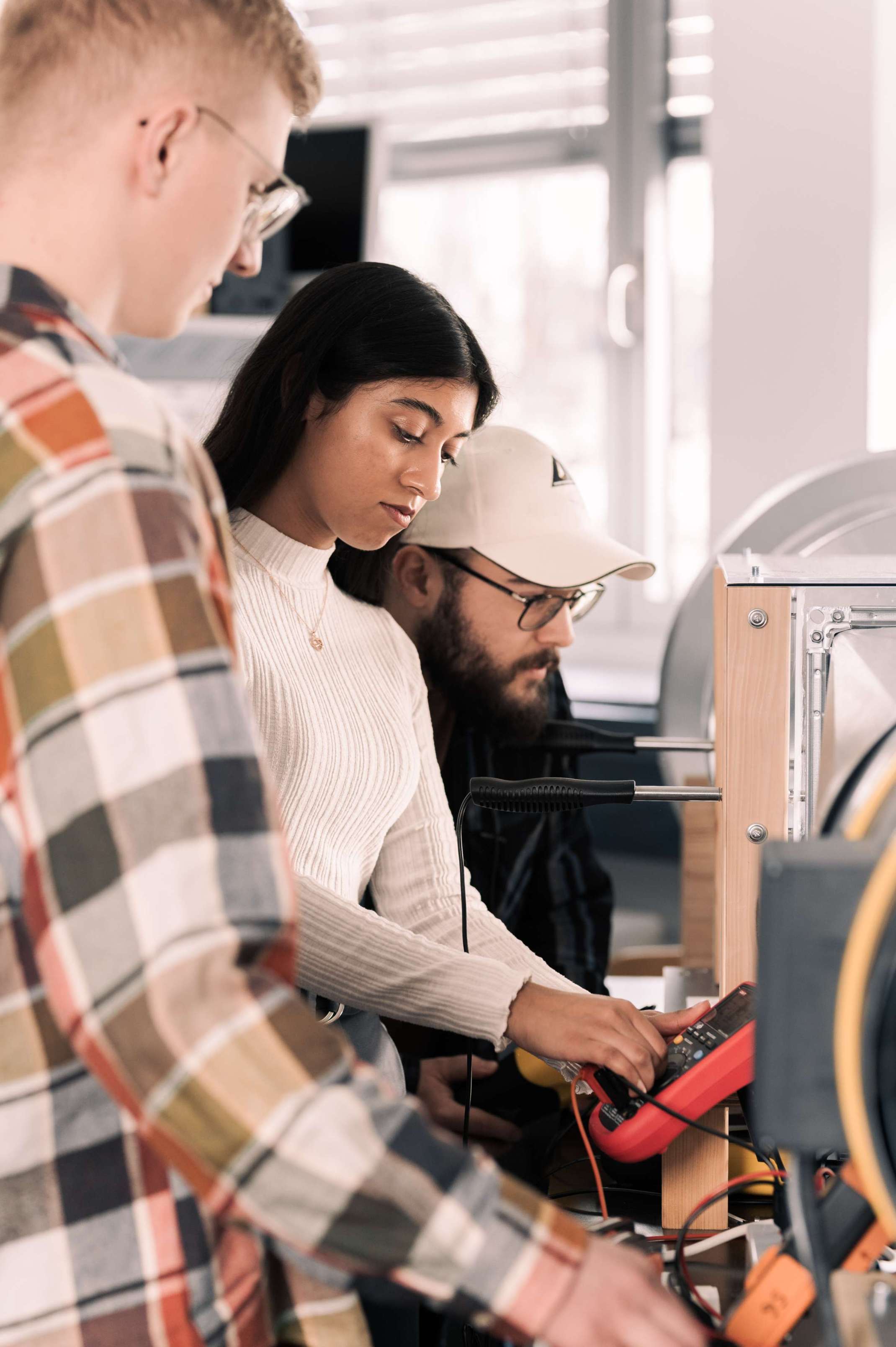 Studierende der Elektrotechnik bei praktischer Tätigkeit