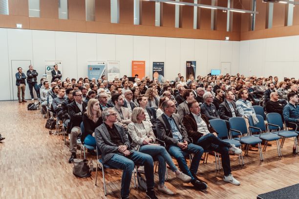 Das Programm der Tagung Fassade 24 findet großen Zuspruch, das Auditorium der Handwerkskammer für Schwaben ist bis auf den letzten Platz besetzt. Foto: Matthias Leo.