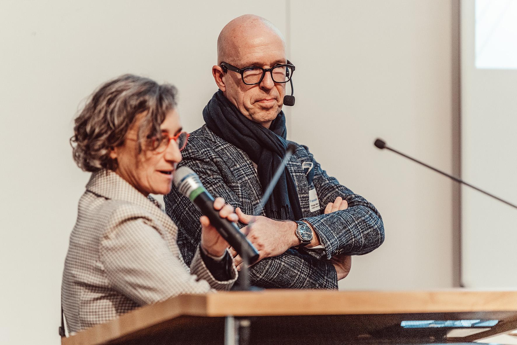 Prof. Dr. Elisabeth Krön begrüßt den Architekten Holger Meyer bei der Fassade 24. Foto: Matthias Leo.