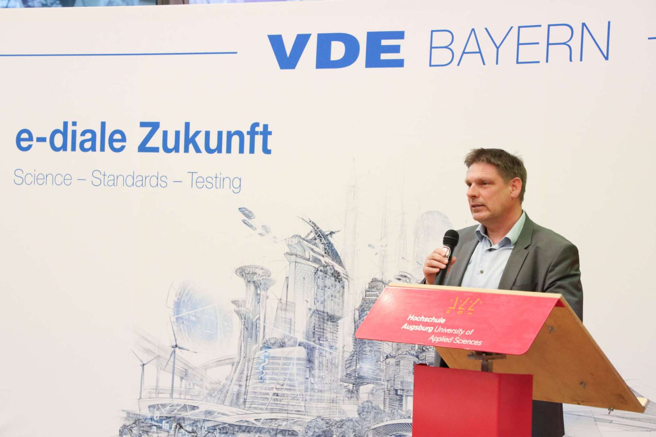 Prof. Dr. Wolfgang Zeller, Dekan der Fakultät Elektrotechnik der TH Augsburg)