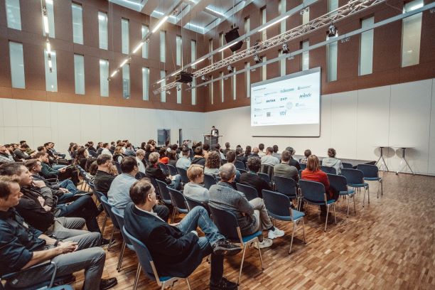 Tagungsgäste Holzbau 24 im Auditorium der Handwerkskammer für Schwaben. Foto: Matthias Leo.