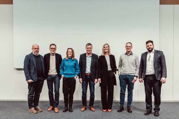 Holzbau 24 - Vortragende und Moderatoren (v.l.n.r.): Johannes Kaufmann, Jochen Weissenrieder, Johanna Arnold, Dr. Herbert Borchert, Dr. Sandra Schuster, Lukas Osterwalder, Prof. Wolfgang Huß. Foto: Matthias Leo.