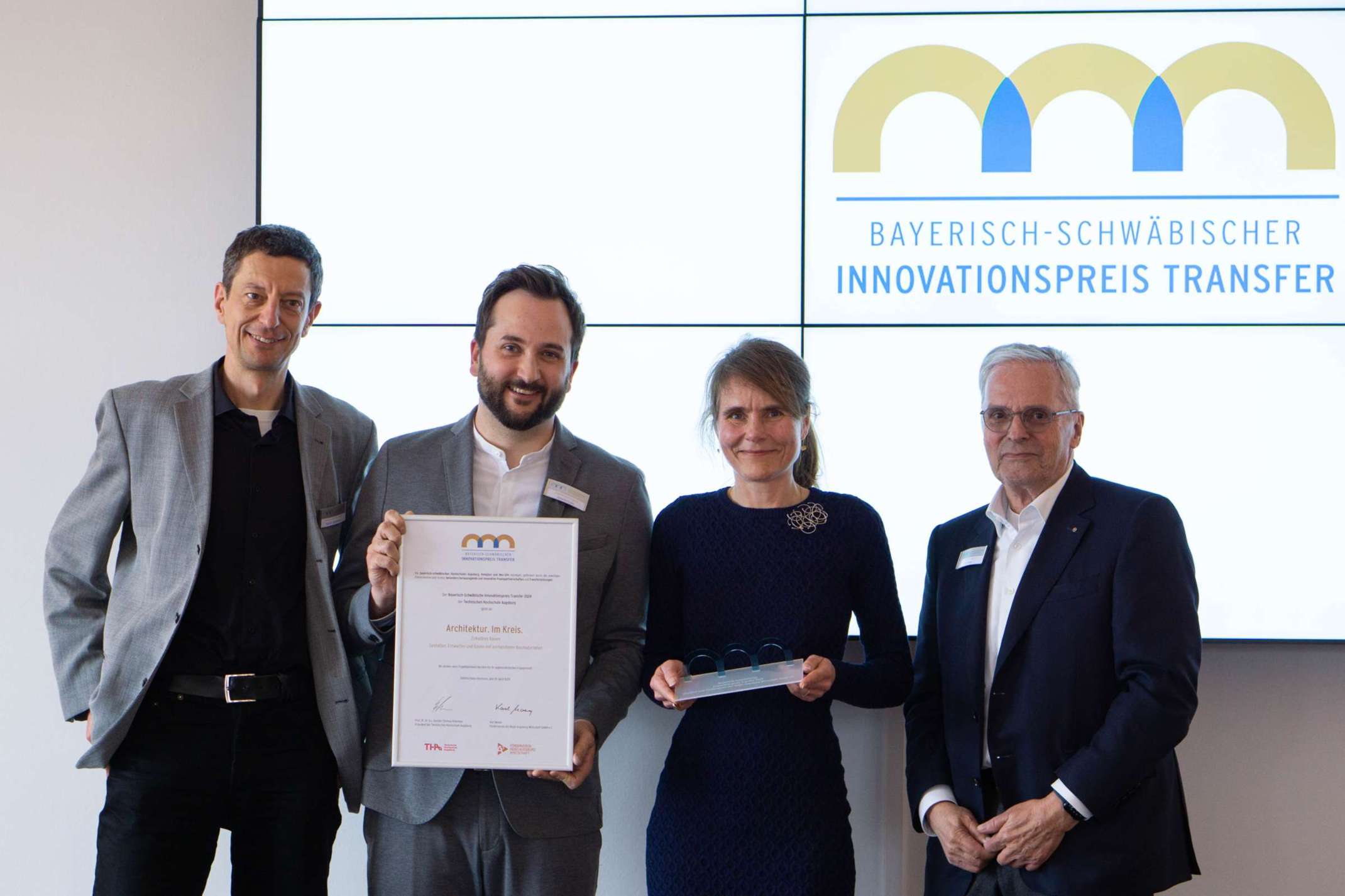 Verleihung des Innovationspreises Transfer 2024 der Technischen Hochschule Augsburg an das Projekt „Architektur. Im Kreis“: v.l.n.r.: Prof. Dr. phil. habil. László Kovács, Vizepräsident für Studium und Lehre; Johannes Eisele, Abteilungsleiter Hochbau, Staatliches Bauamt Augsburg; Prof. Mikala Holme Samsøe; Karl Moser, früheres Vorstandsmitglied des Fördervereins der Regio Augsburg Wirtschaft GmbH e.V.