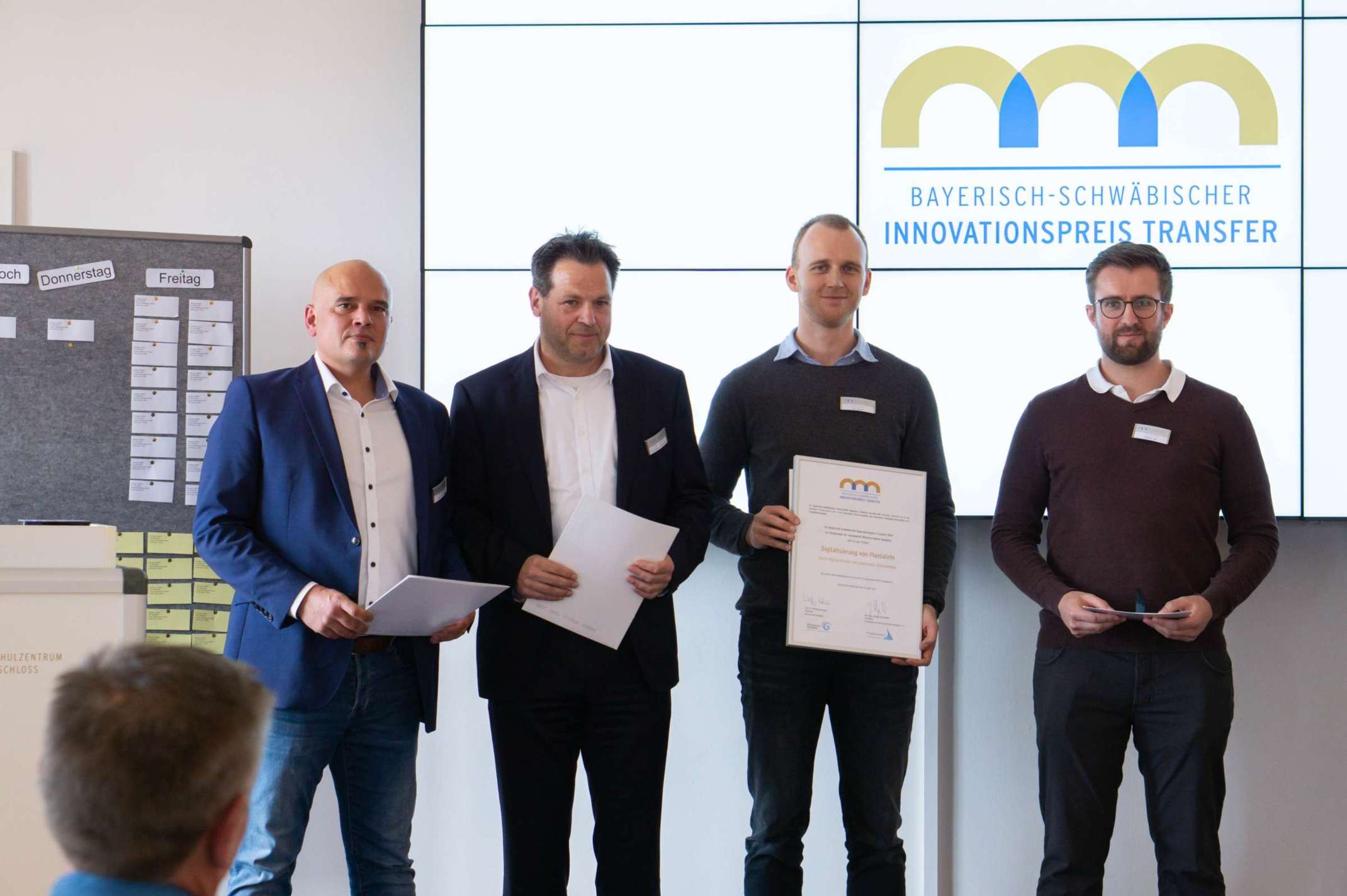 Verleihung des Innovationspreises Transfer 2024 der Hochschule Kempten an das Projekt „Digitalisierung von Plantafeln“: v.l.n.r.: Stefan Hofmeister, Vertriebsleiter Dr. Werner Röhrs GmbH & Co. KG; Prof. Dr. Bernd Lüdemann-Ravit; Nils Holthoff; Matthias Haff.