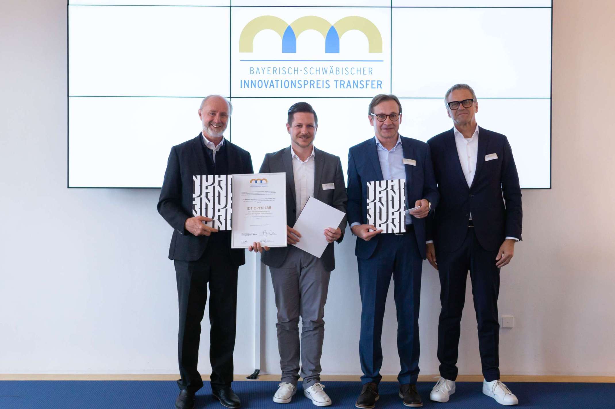 Verleihung des Innovationspreises Transfer 2024 der Hochschule Neu-Ulm an das Projekt „IDT Open Lab“: v.l.n.r.: Prof. Manfred Plechaty; Andreas Giesa, Direktor für Digital Business Consulting Xebia Group B.V., Germany); Prof. Dr. Klaus Lang; Günter Augustin, Vorsitzender des Fördervereins der Hochschule Neu-Ulm e.V. 