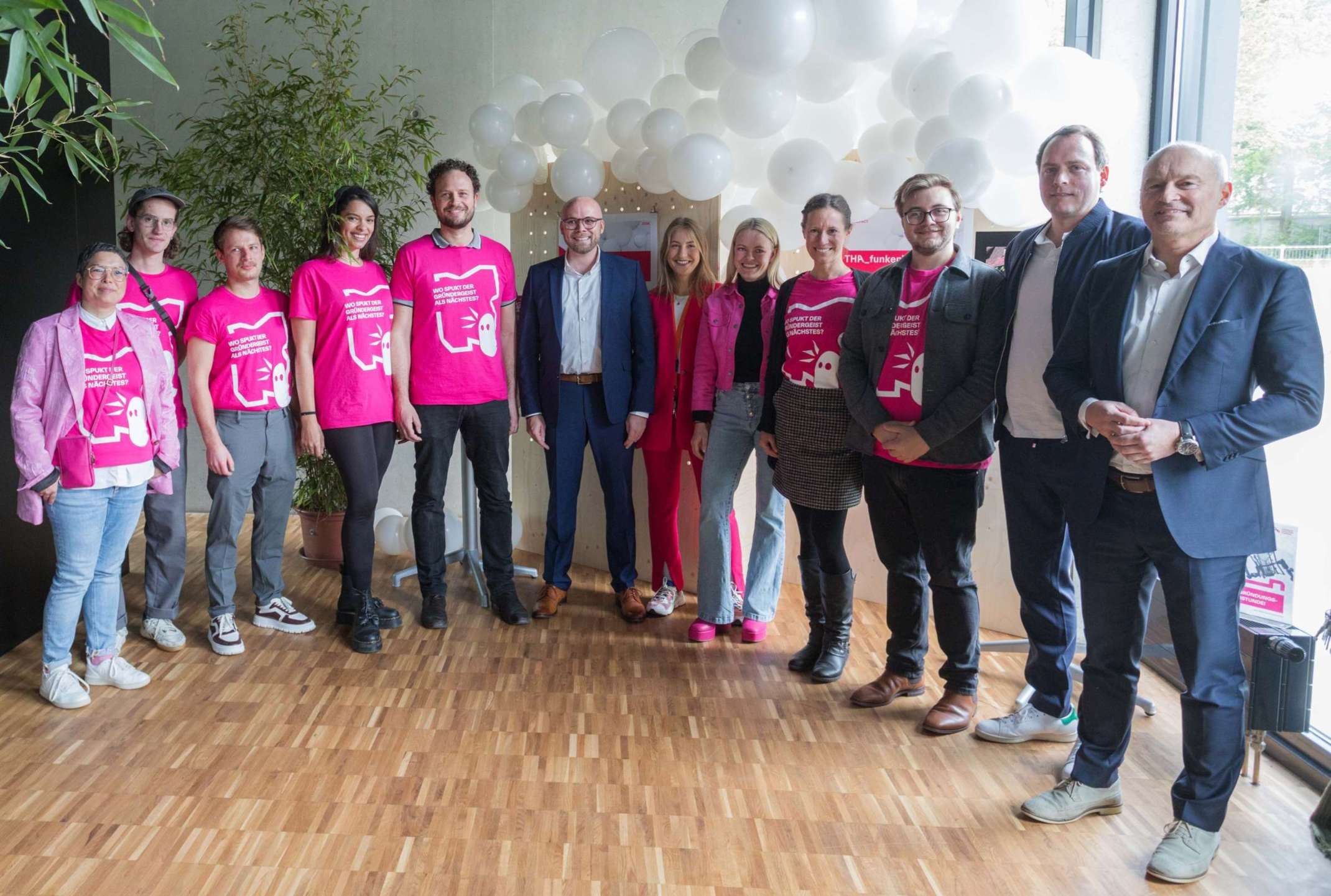 Staatsminister Mehring (Mitte) mit dem Team der Start-up-Schmiede THA_funkenwerk und dem Präsident der Technischen Hochschule Augsburg Prof. Dr. Dr. h.c. Gordon Thomas Rohrmair 