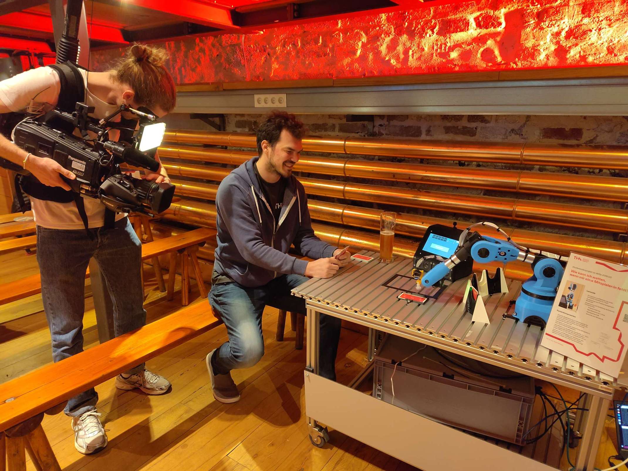 Der Kartenspielroboter der Fakultät für Elektrotechnik vor Ort. Foto: Claudia Meitinger