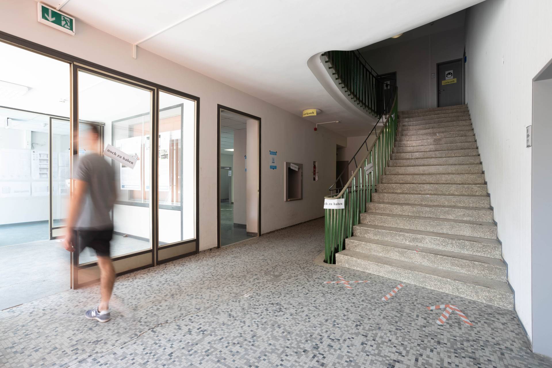 Alte Stadtbücherei: Treppenhaus mit zum Verkauf markierten Geländer