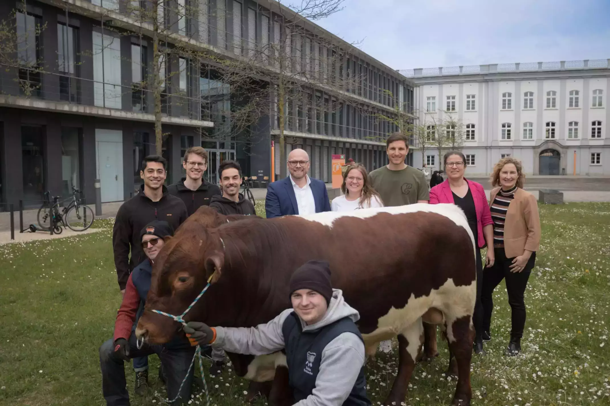 Die Start-ups NKTEK, FarmAct und Raingers mit Staatsminister Mehring (Mitte) sowie THA_funkenkwerk-Gründungsbeirätin Stephanie Schuhknecht, MdL, (2.v.rechts) und Marina Jakob (rechts), MdL mit "NKTEK-Modelbulle" Konrad. Die Start-ups NKTEK, FarmAct und Raingers mit Staatsminister Mehring (Mitte) sowie THA_funkenkwerk-Gründungsbeirätin Stephanie Schuhknecht, MdL, (2.v.rechts) und Marina Jakob (rechts), MdL mit "NKTEK-Modelbulle" Konrad.