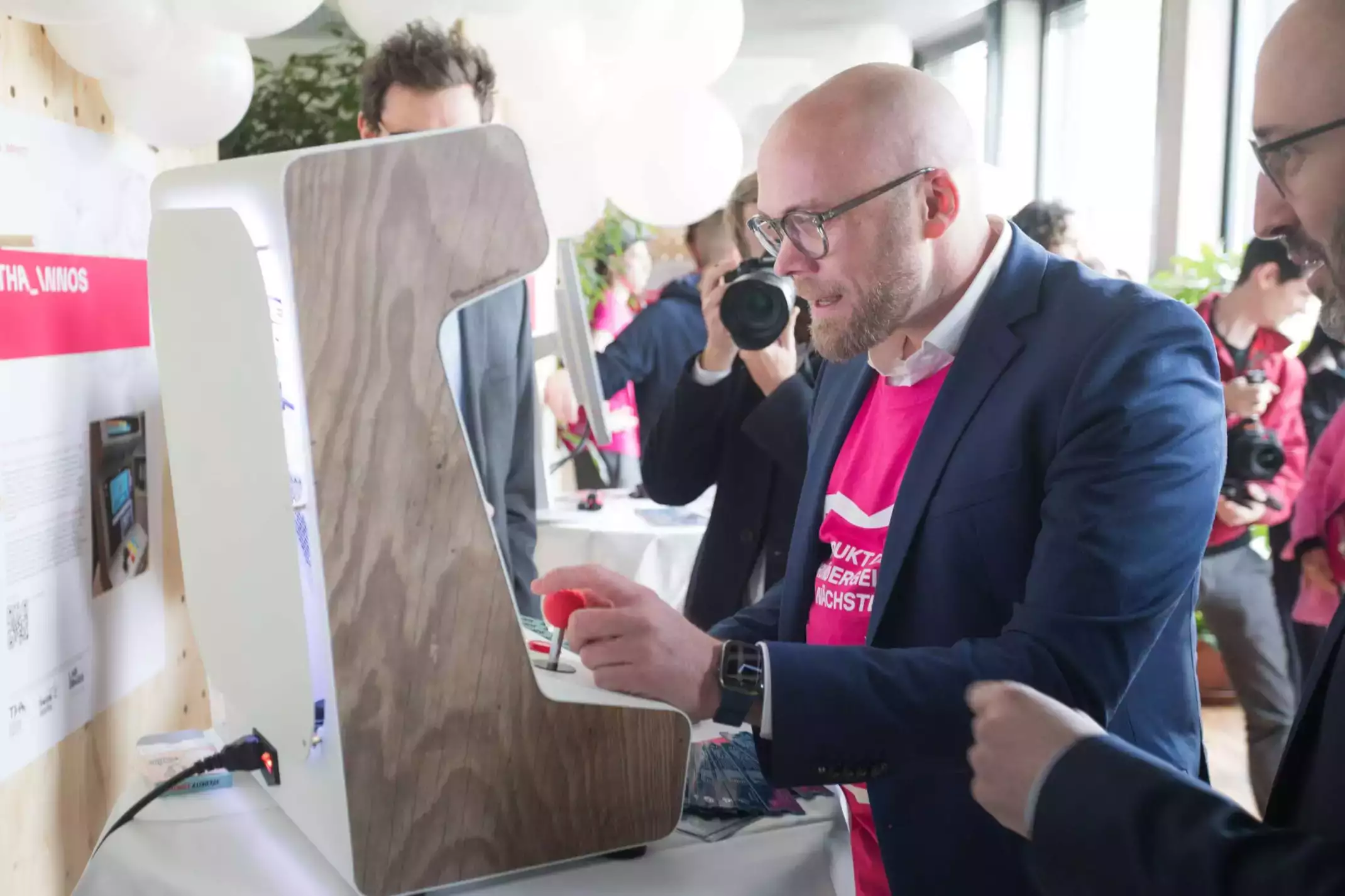 Staatsminister Mehring am Arcade-Automaten der Forschungsgruppe THA_innos - Institut für Innovative Sicherheit. Staatsminister Mehring am Arcade-Automaten der Forschungsgruppe THA_innos - Institut für Innovative Sicherheit.
